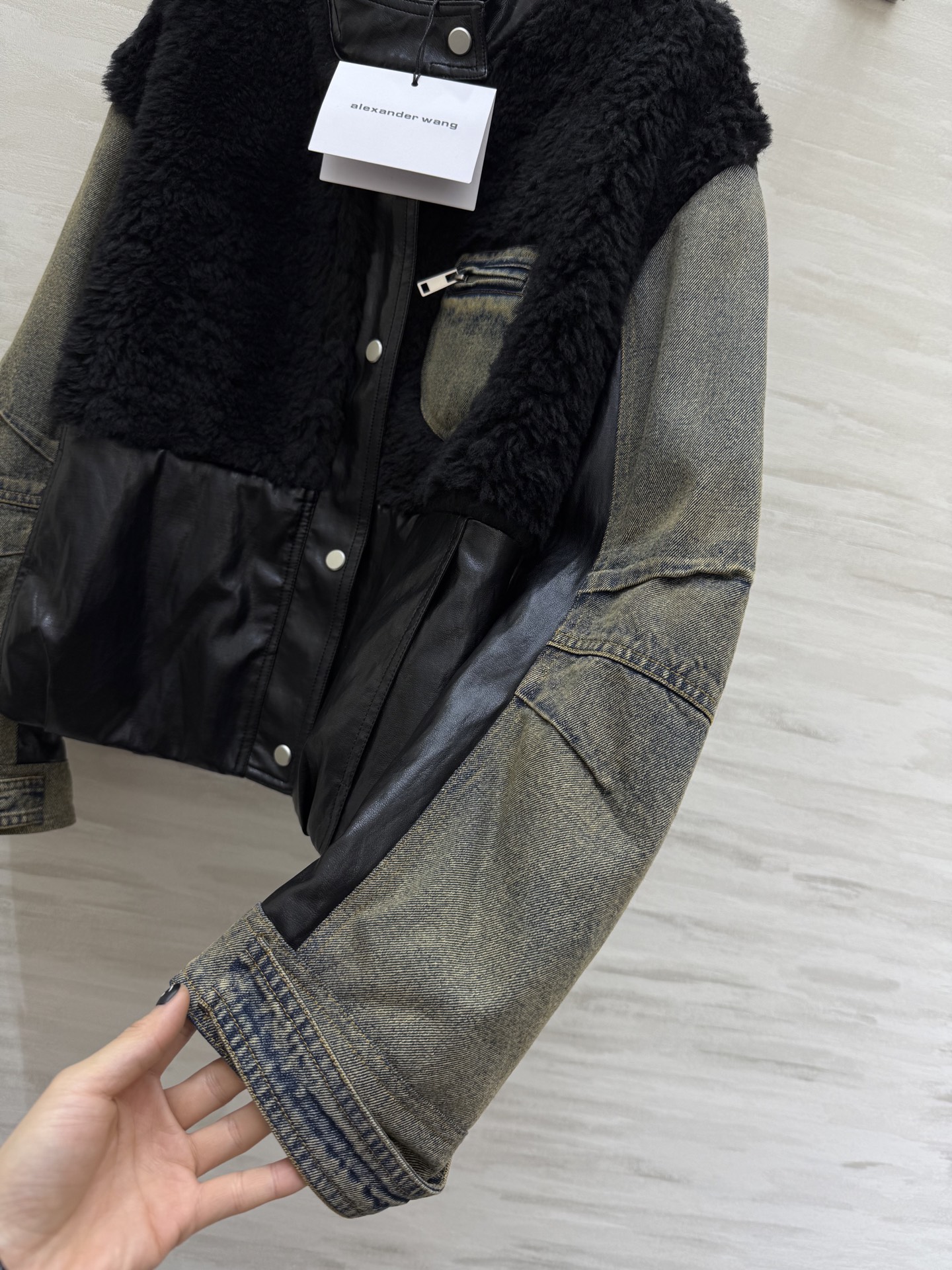 #alexanderwan♡²⁶复古拼接鹅绒服 环保蛋白皮质+牛仔袖+羊羔毛拼接 层次感满满 复古又时髦