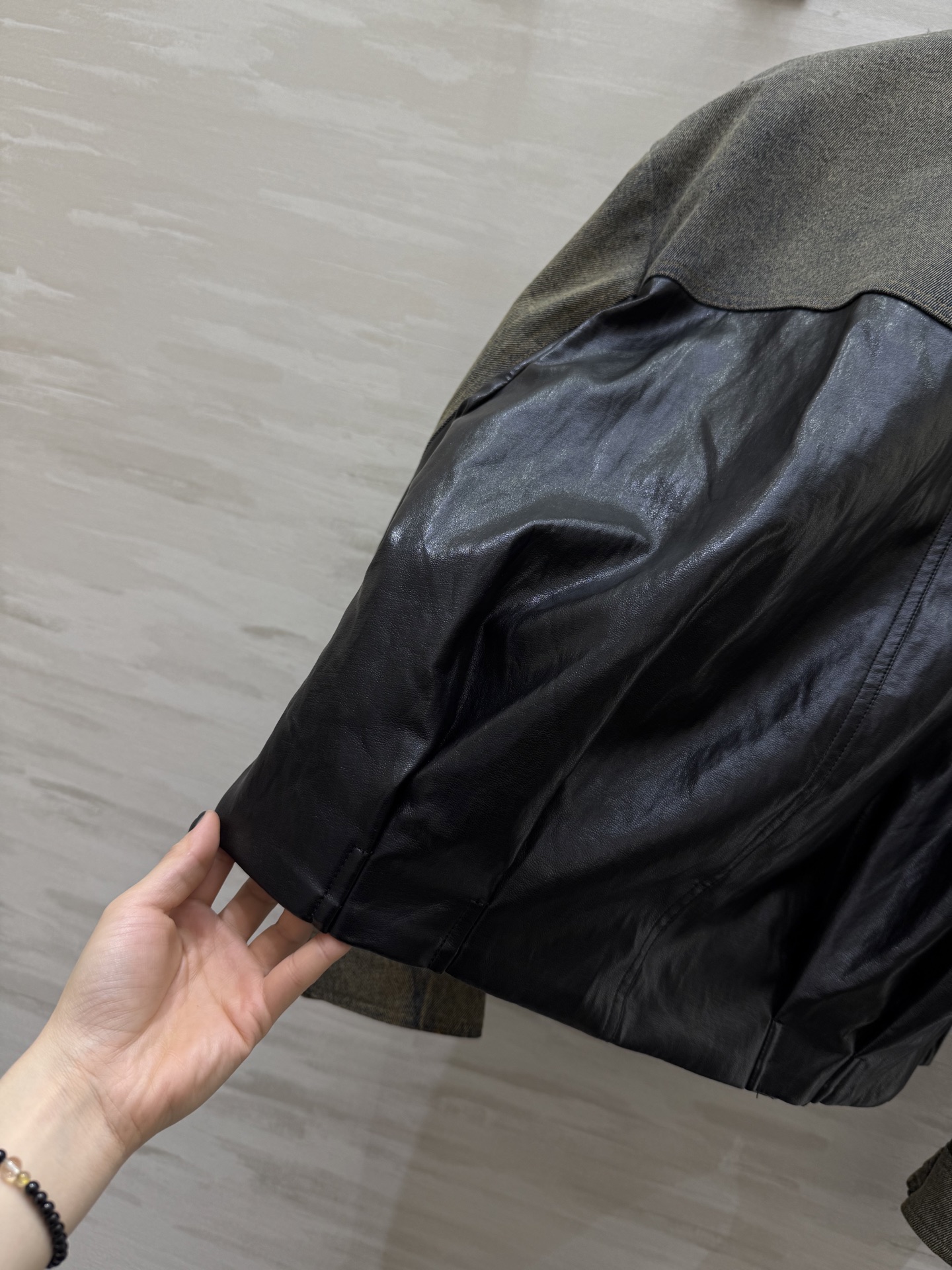 #alexanderwan♡²⁶复古拼接鹅绒服 环保蛋白皮质+牛仔袖+羊羔毛拼接 层次感满满 复古又时髦