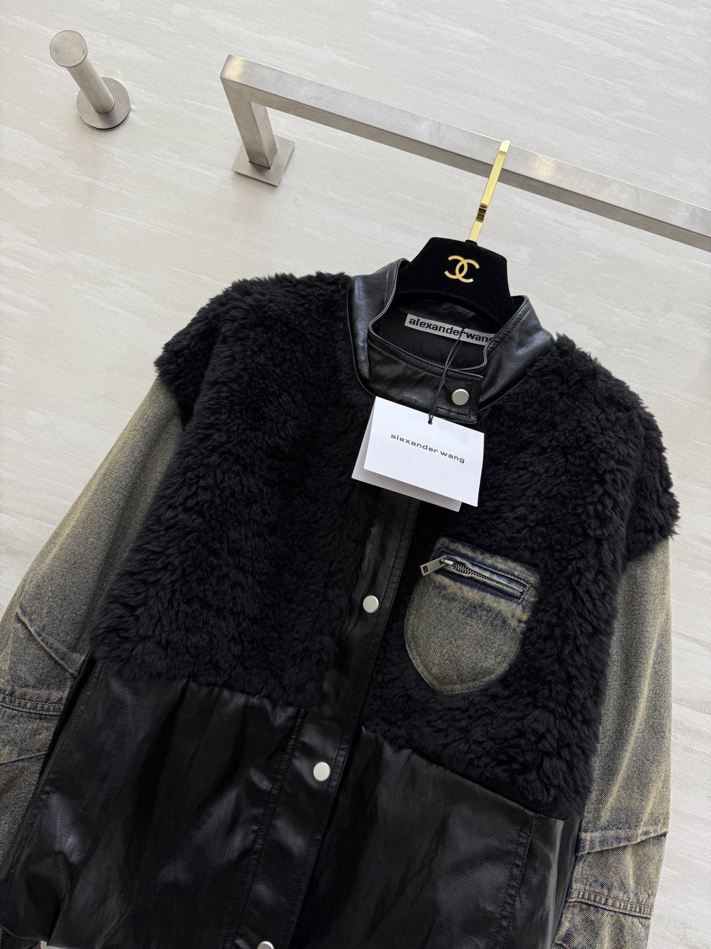 #alexanderwan♡²⁶复古拼接鹅绒服 环保蛋白皮质+牛仔袖+羊羔毛拼接 层次感满满 复古又时髦