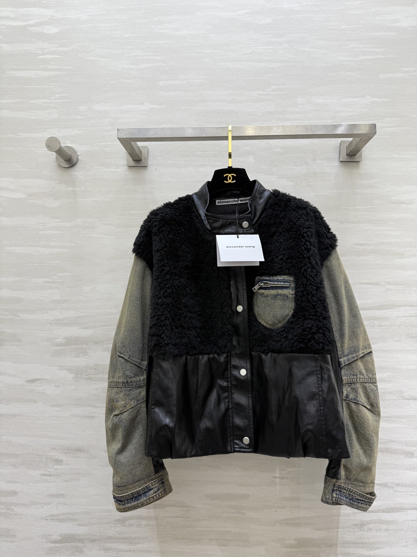 NO:700992,#alexanderwan Retro spliced ​​goose down jacket Eco-friendly protein leather + denim sleeves + lambswool splicing Full of layers Retro and fashionable Goose down filling Warmth retention online Loose version is super casual Easy to control for daily commuting or leisure Metal buttons + zipper pockets are practical and detailed High-quality customization Available in stock first size S/M/L (S size shoulder width 50, bust 120, length 57), Alexander Wang-clothing, alexander wang,19860909#alexanderwan复古拼接鹅绒服 环保蛋白皮质+牛仔袖+羊羔毛拼接 层次感满满 复古又时髦 鹅绒填充 保暖力在线 宽松版型超显随性 日常通勤或休闲都能轻松驾驭 金属纽扣+拉链口袋实用又有细节感 高品质定制 现货首发sizeS/M/L（s码肩宽50,胸围120,衣长57）,亚历山大王-服装,alexander wang,,Women's clothing