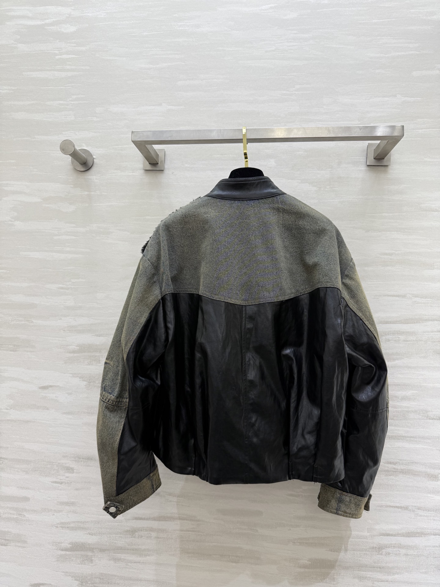 #alexanderwan♡²⁶复古拼接鹅绒服 环保蛋白皮质+牛仔袖+羊羔毛拼接 层次感满满 复古又时髦