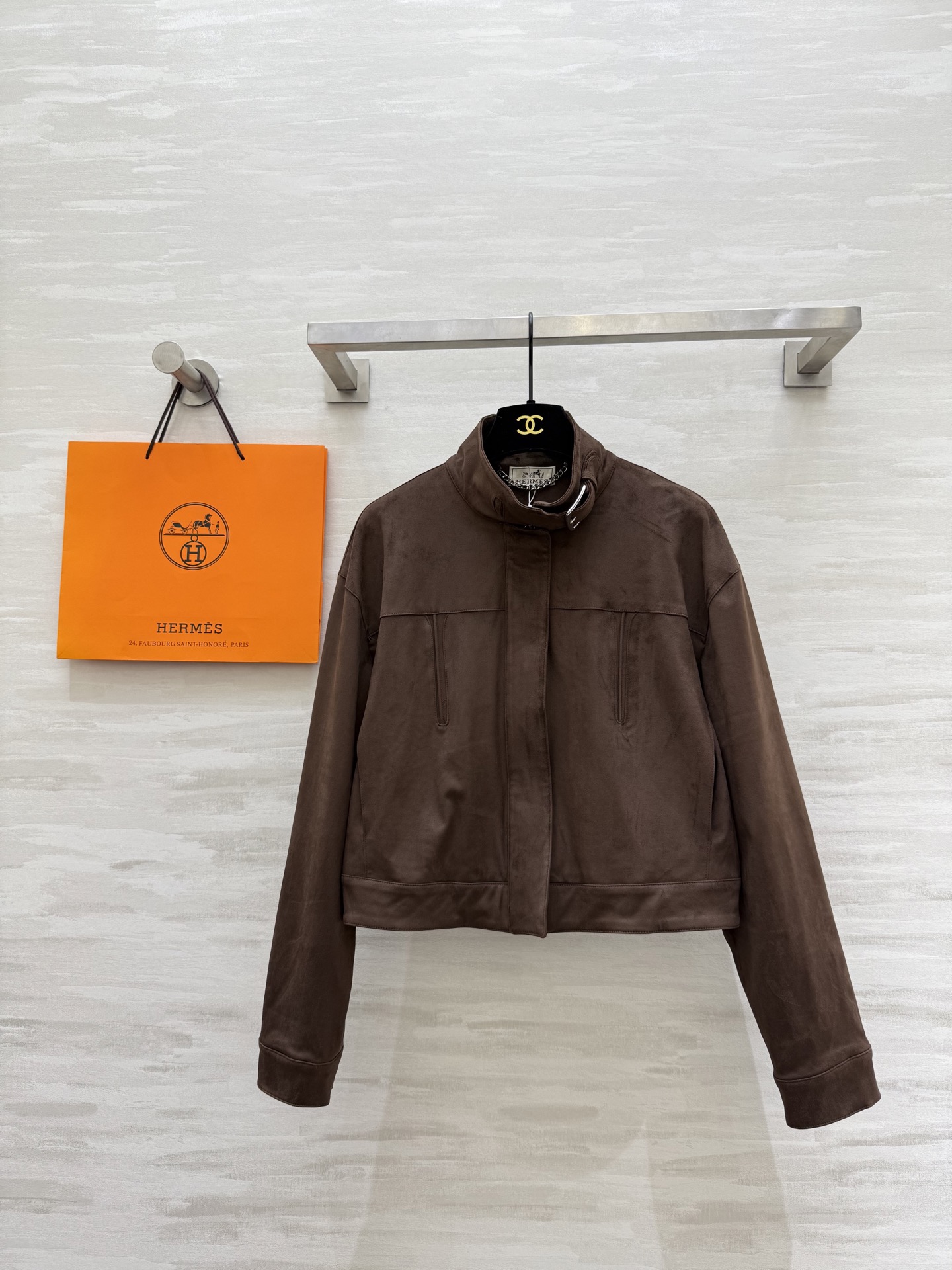 NO:700988,#Herme new brown suede short jacket, stand-up collar design, retro and fashionable, short tailoring, super tall, soft and textured suede material, high quality customization, available in stock, sizeS/M/L (S size bust 102, length 44), Hermès-clothing, hermes,hermes,jackets & coats,chamois leather,19860909#Herme新款 棕色麂皮绒短款夹克 立领设计复古时髦 短款剪裁超显高 麂皮绒材质柔软有质感 高品质定制 现货首发sizeS/M/L（s码胸围102,衣长44）,爱马仕-服装,hermes,hermes,jackets & coats,chamois leather,,Women's clothing