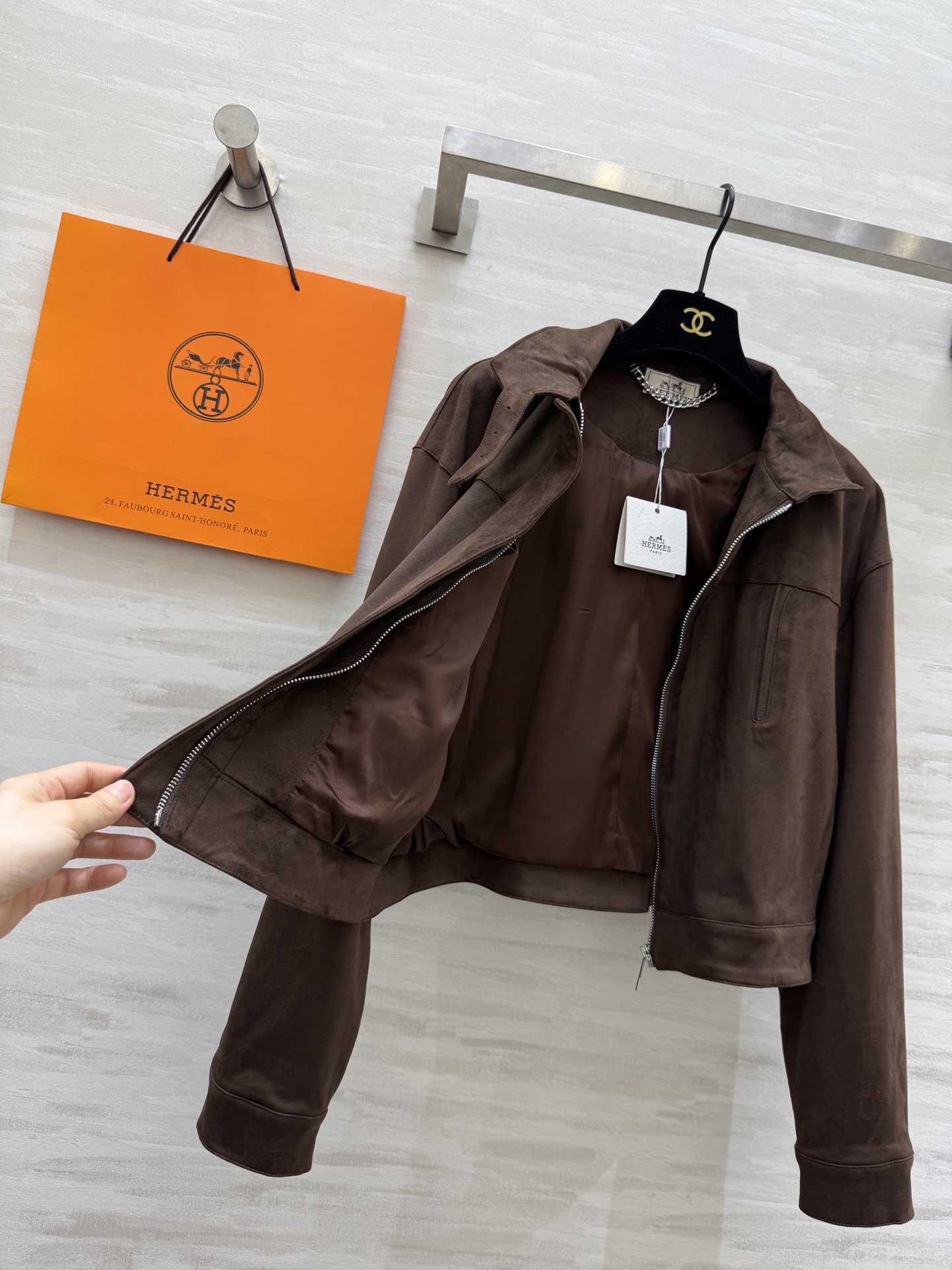 #Herme♡²⁶新款 棕色麂皮绒短款夹克 立领设计复古时髦 短款剪裁超显高 麂皮绒材质柔软有质感 高品