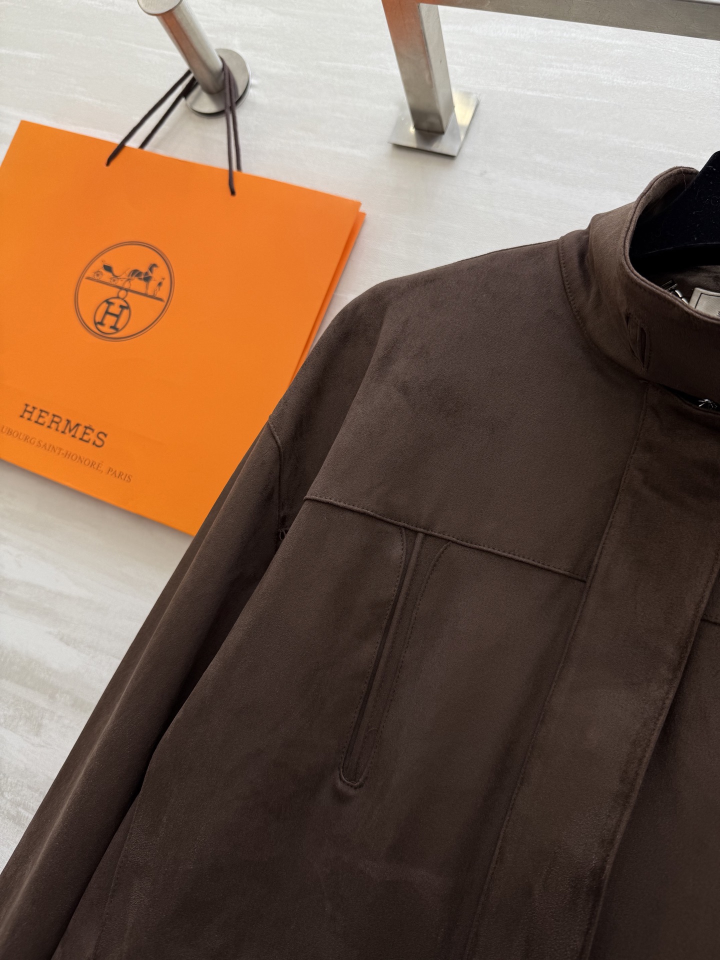 #Herme♡²⁶新款 棕色麂皮绒短款夹克 立领设计复古时髦 短款剪裁超显高 麂皮绒材质柔软有质感 高品