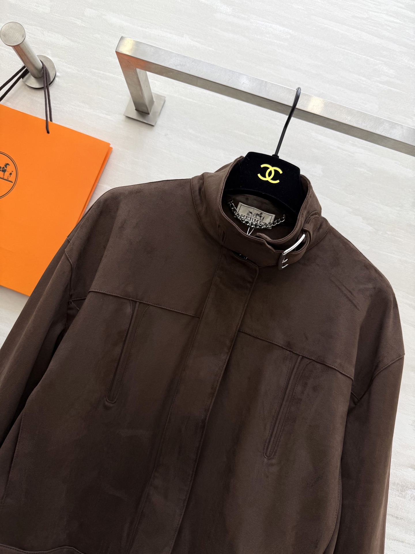 #Herme♡²⁶新款 棕色麂皮绒短款夹克 立领设计复古时髦 短款剪裁超显高 麂皮绒材质柔软有质感 高品