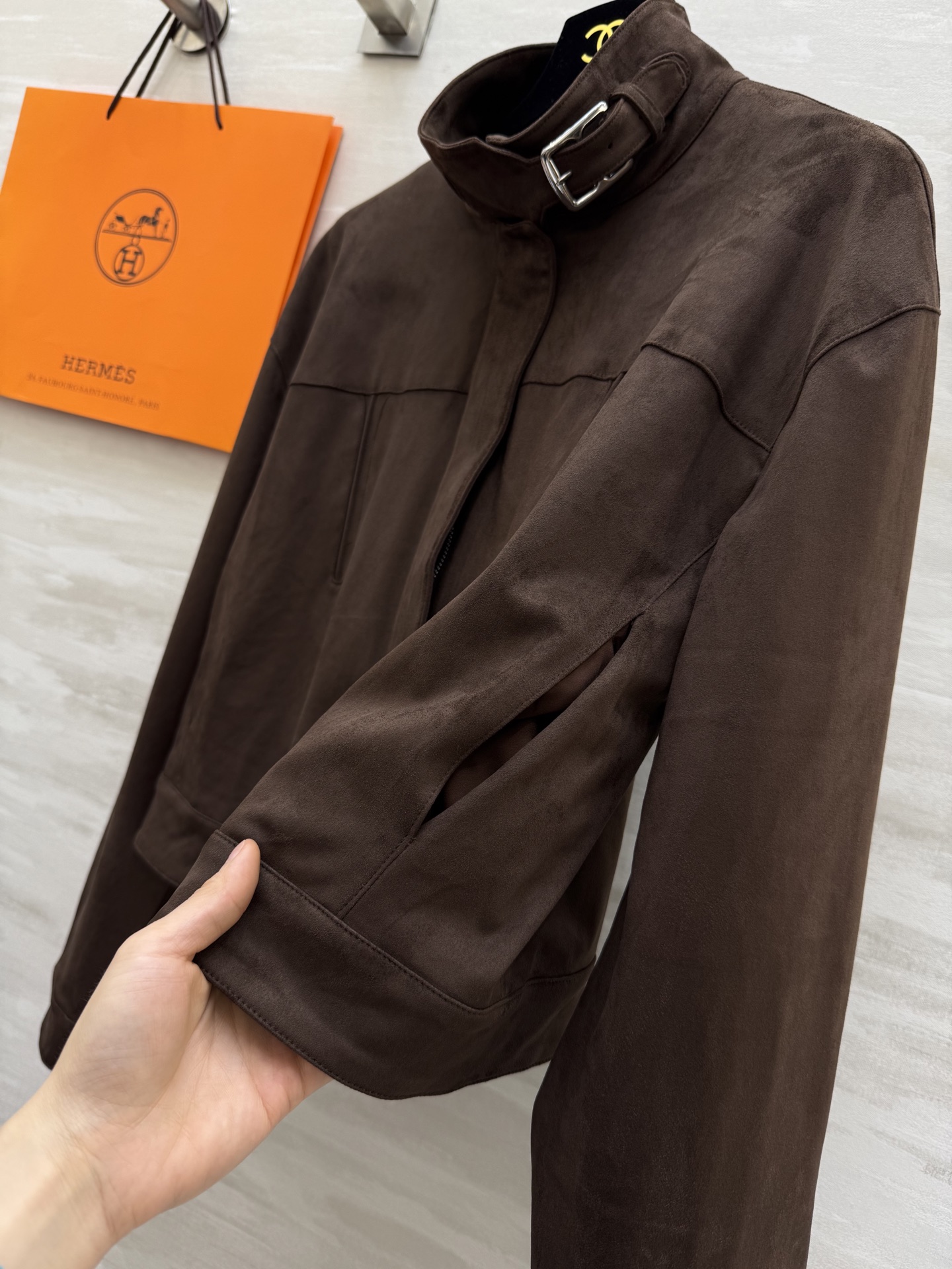 #Herme♡²⁶新款 棕色麂皮绒短款夹克 立领设计复古时髦 短款剪裁超显高 麂皮绒材质柔软有质感 高品