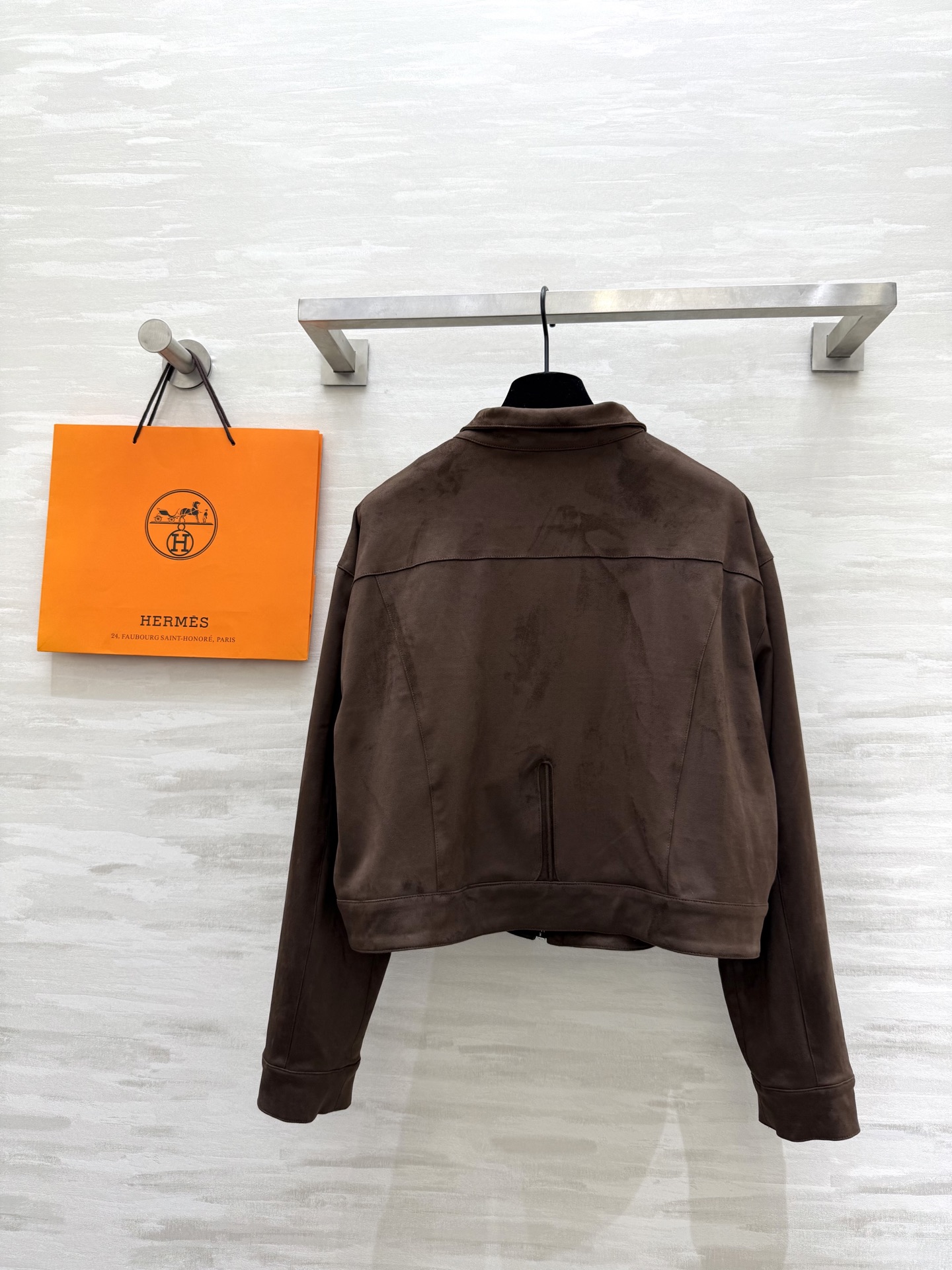 #Herme♡²⁶新款 棕色麂皮绒短款夹克 立领设计复古时髦 短款剪裁超显高 麂皮绒材质柔软有质感 高品