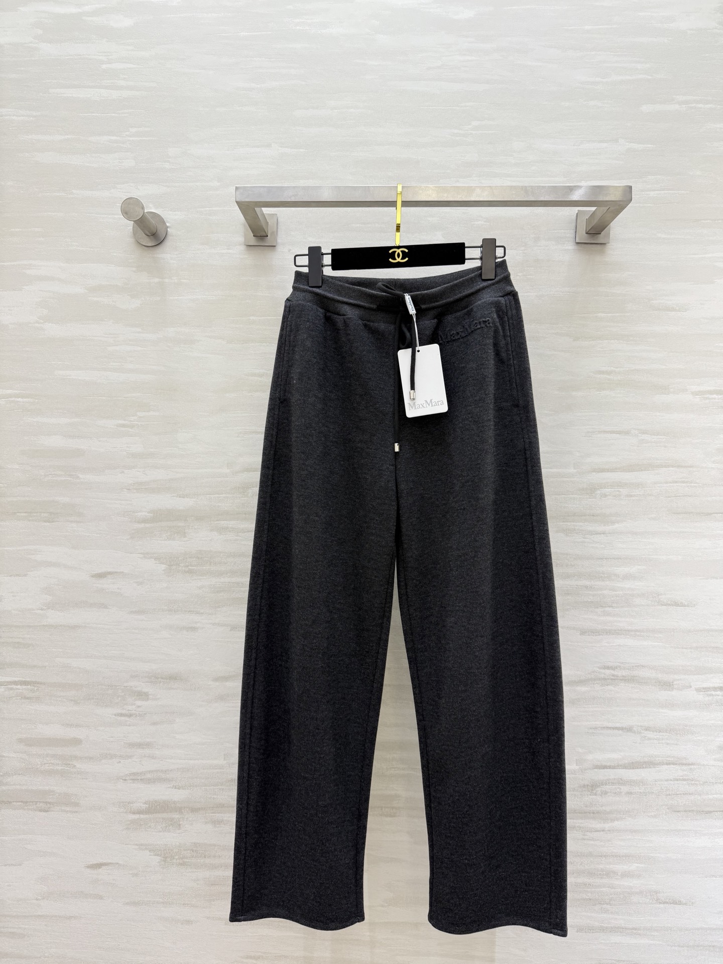 NO:700984,#MaxMar new style three-dimensional casual pants with elastic waist, letter logo embossed printing design, three-dimensional tailoring pants, casual and advanced, high-quality customization, available in stock first size S/M/L (S size waist 66, hip 100, trouser length 97), MaxMara-Clothing,19860909#MaxMar新款 松紧腰立体休闲裤 字母logo浮雕印花设计 立体剪裁裤型休闲高级 高品质定制 现货首发sizeS/M/L（s码腰围66,臀围100,裤长97）,麦丝玛拉-服装,,Women's clothing