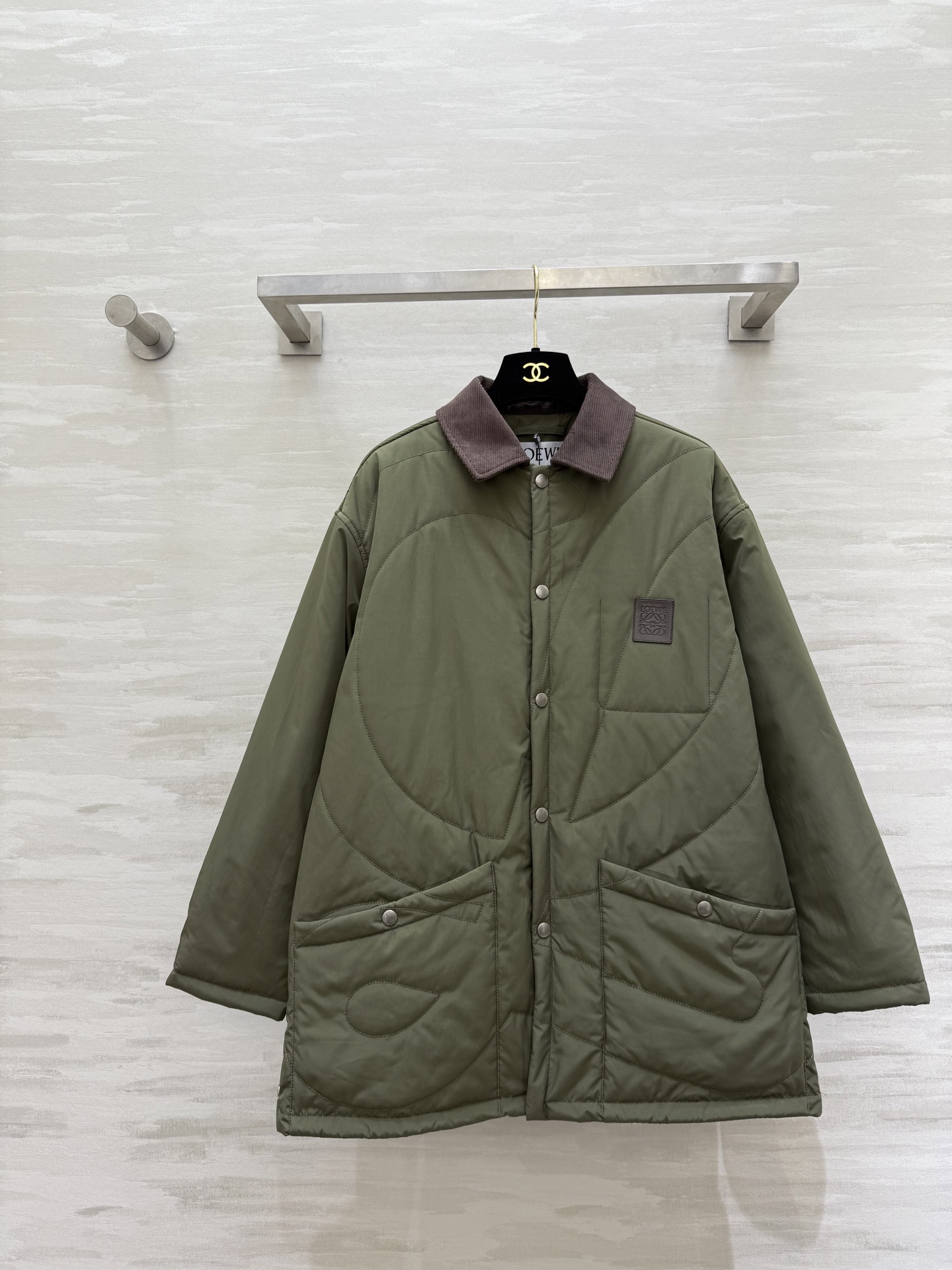 NO:700969,#Loew new style Barn style light cotton jacket, mid-length version, corduroy collar, floral L font on the body, low-key and fashionable, high-quality customization, available in stock, sizeS/M/L (S size bust 118, length 72), Loewe-clothing, loewe, loewe,19860909#Loew新款 巴恩风轻棉服 中长款版型 领口灯芯绒 衣身上花体L字体低调且时尚 高品质定制 现货首发sizeS/M/L（s码胸围118,衣长72）,罗意威-服装,loewe,loewe,,Women's clothing