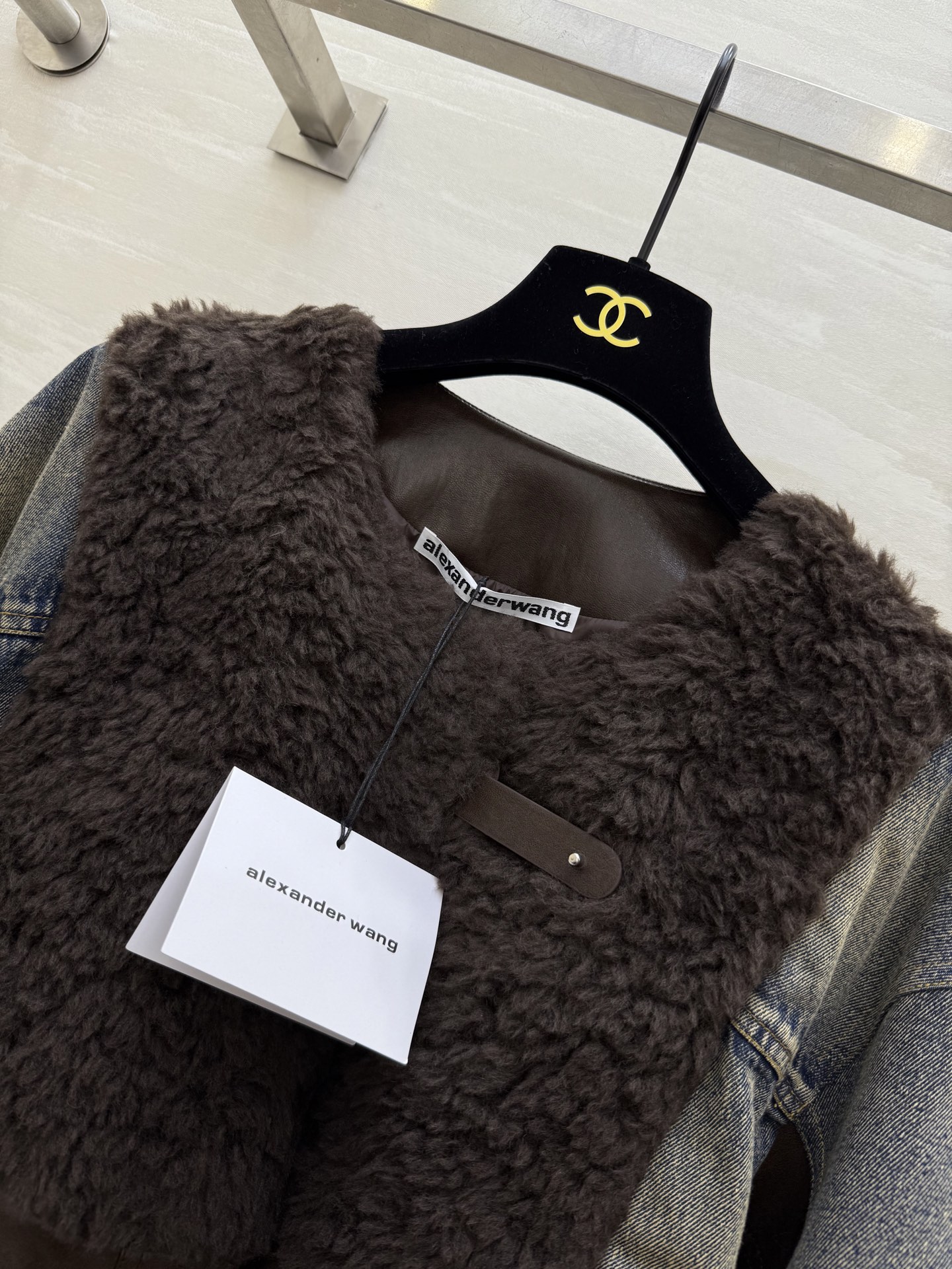 #alexanderwan♡²⁶牛仔拼接鹅绒外套 内里白鹅绒填充 轻盈保暖 帅气牛仔点缀时髦有个性 高品