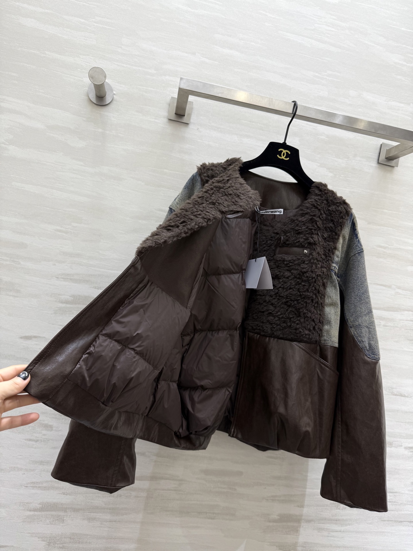 #alexanderwan♡²⁶牛仔拼接鹅绒外套 内里白鹅绒填充 轻盈保暖 帅气牛仔点缀时髦有个性 高品