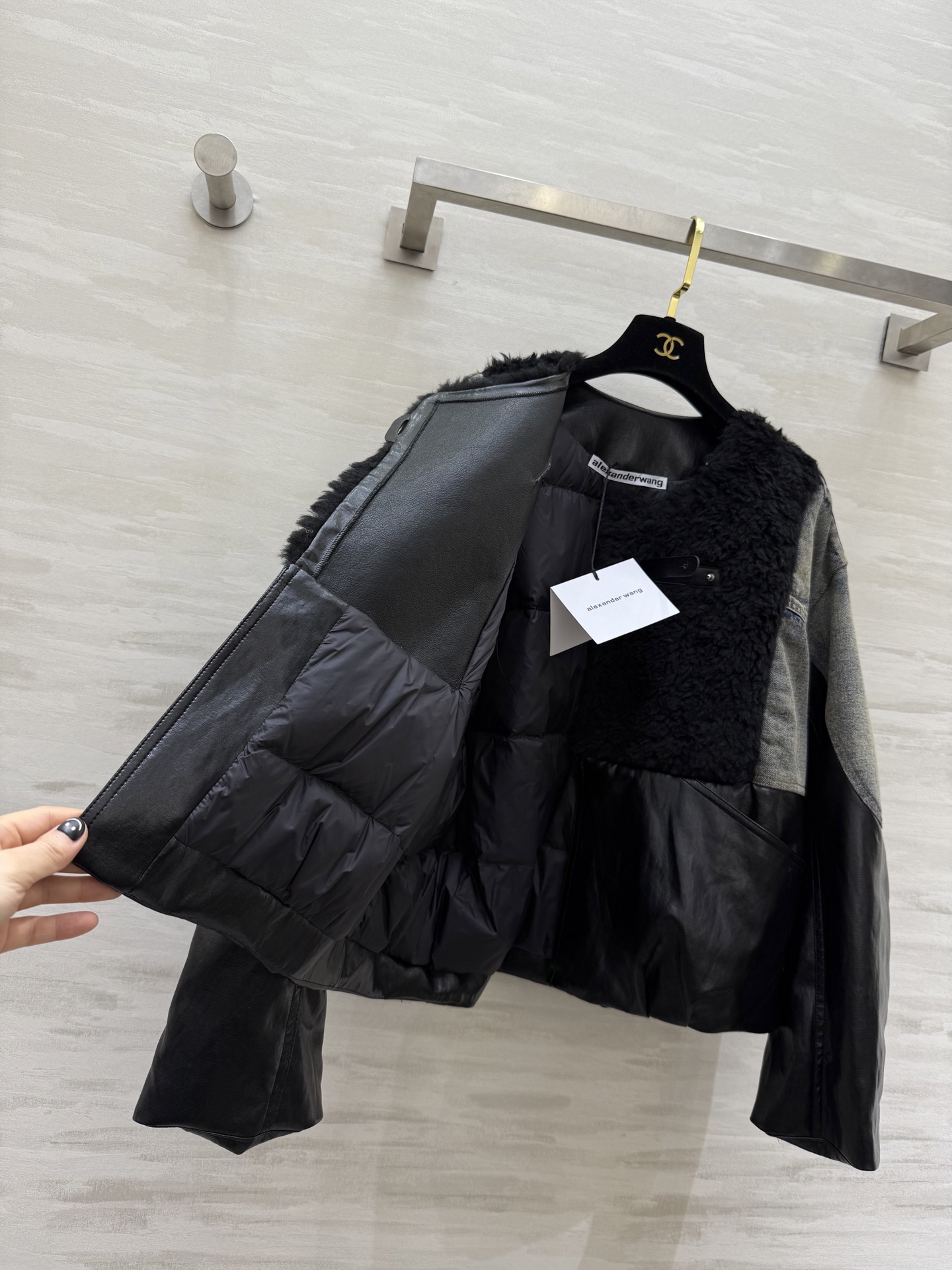 #alexanderwan♡²⁶牛仔拼接鹅绒外套 内里白鹅绒填充 轻盈保暖 帅气牛仔点缀时髦有个性 高品