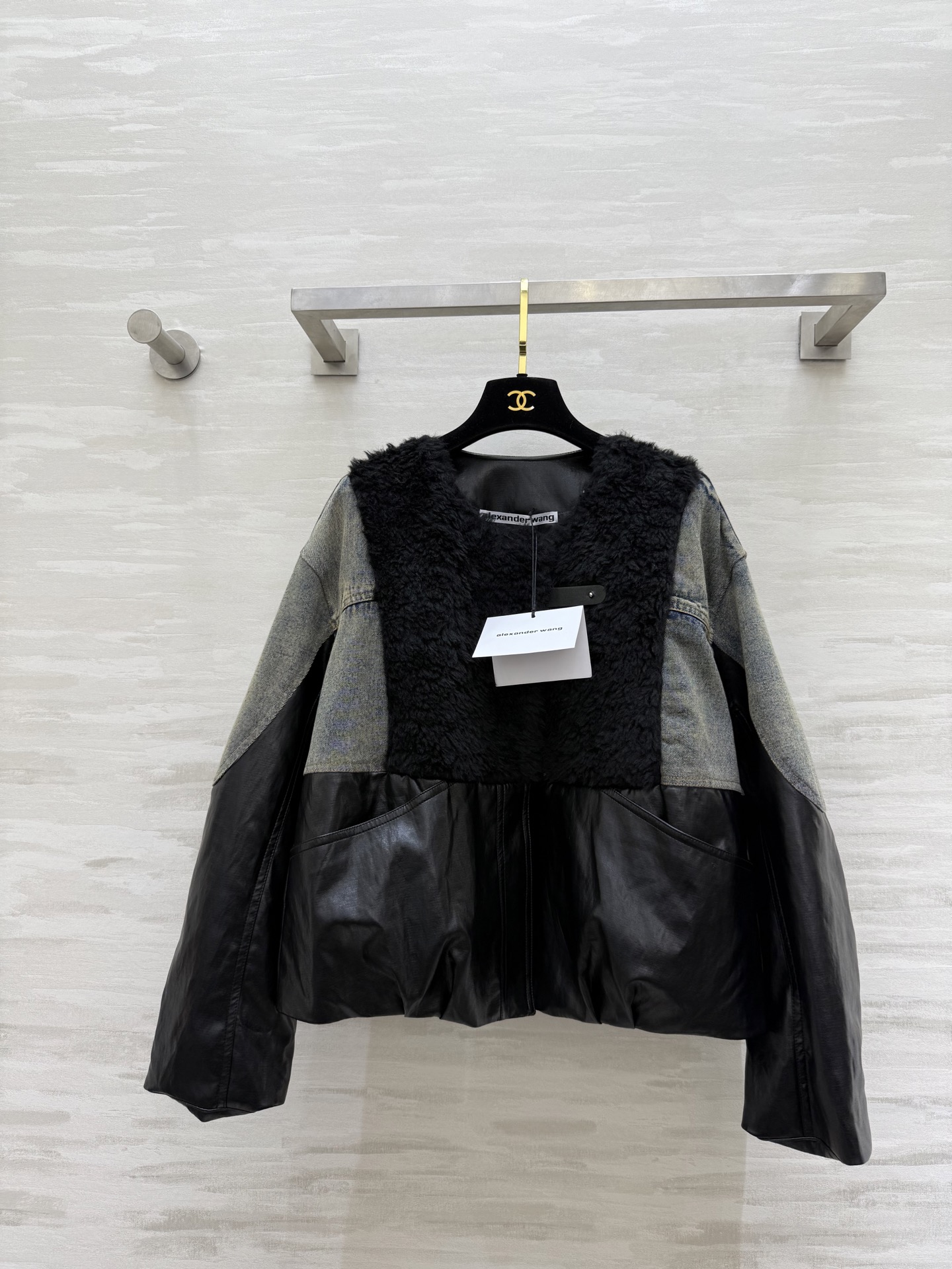 NO:700966,#alexanderwan denim spliced ​​goose down jacket with white goose down filling inside, light and warm, handsome denim embellishment, fashionable and personalized, high quality customization, available in stock first size S/M/L (S size shoulder width 52, bust 116, length 55), Alexander Wang-clothing, alexander wang, jackets & coats,19860909#alexanderwan牛仔拼接鹅绒外套 内里白鹅绒填充 轻盈保暖 帅气牛仔点缀时髦有个性 高品质定制 现货首发sizeS/M/L（S码肩宽52,胸围116,衣长55）,亚历山大王-服装,alexander wang,jackets & coats,,Women's clothing