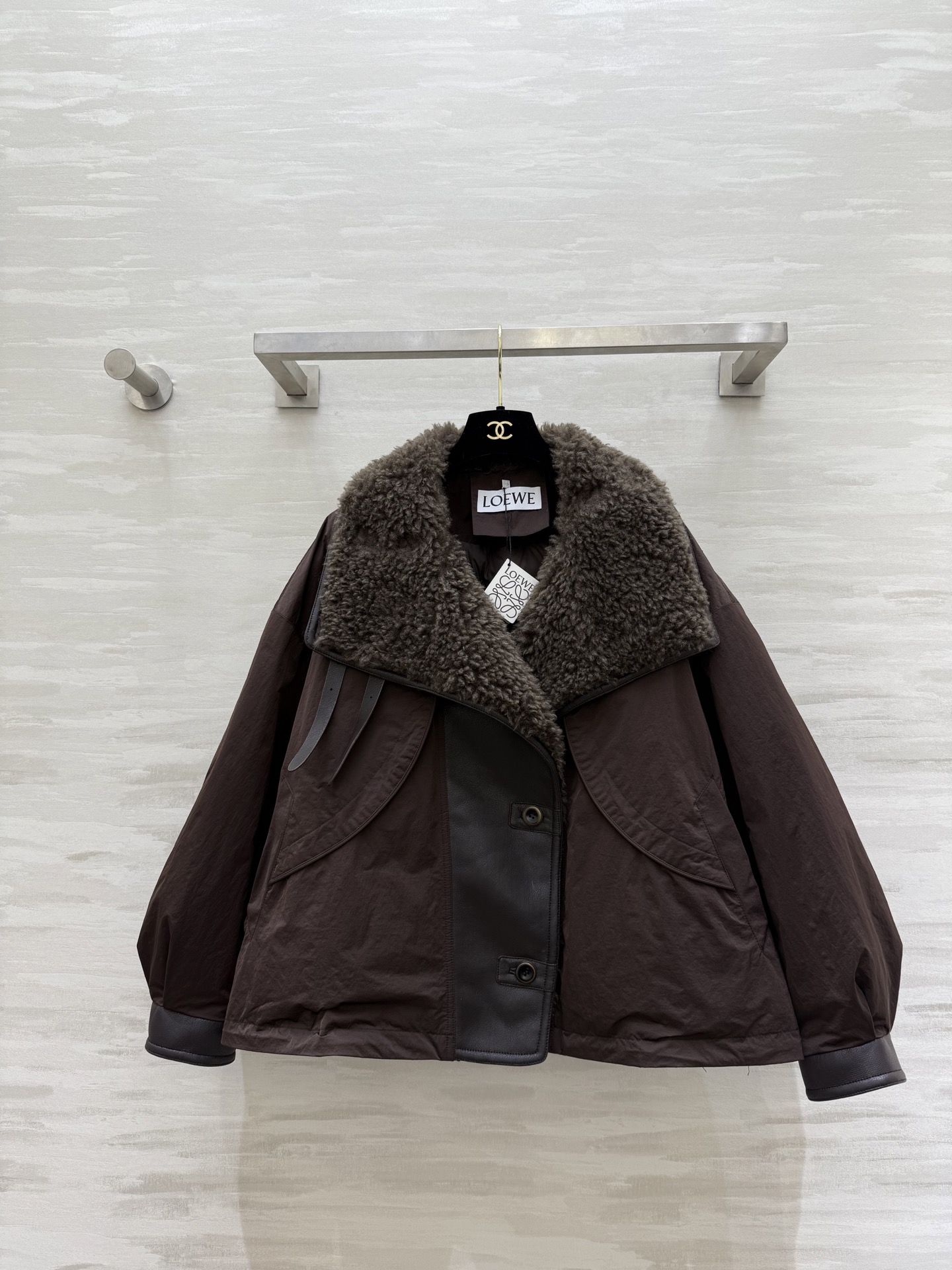 NO:700958,#Loew's new lamb fur collar parka goose down jacket. The interior is filled with white goose down, fluffy and warm. High quality customization. Available now. SizeS/M/L (S size shoulder width 62, bust 146, length 59), Loewe-clothing, loewe, loewe, jackets & coats,19860909#Loew新款 羊羔毛领派克鹅绒外套 内里填充白鹅绒蓬松保暖 高品质定制 现货首发sizeS/M/L（s码肩宽62,胸围146,衣长59）,罗意威-服装,loewe,loewe,jackets & coats,,Women's clothing