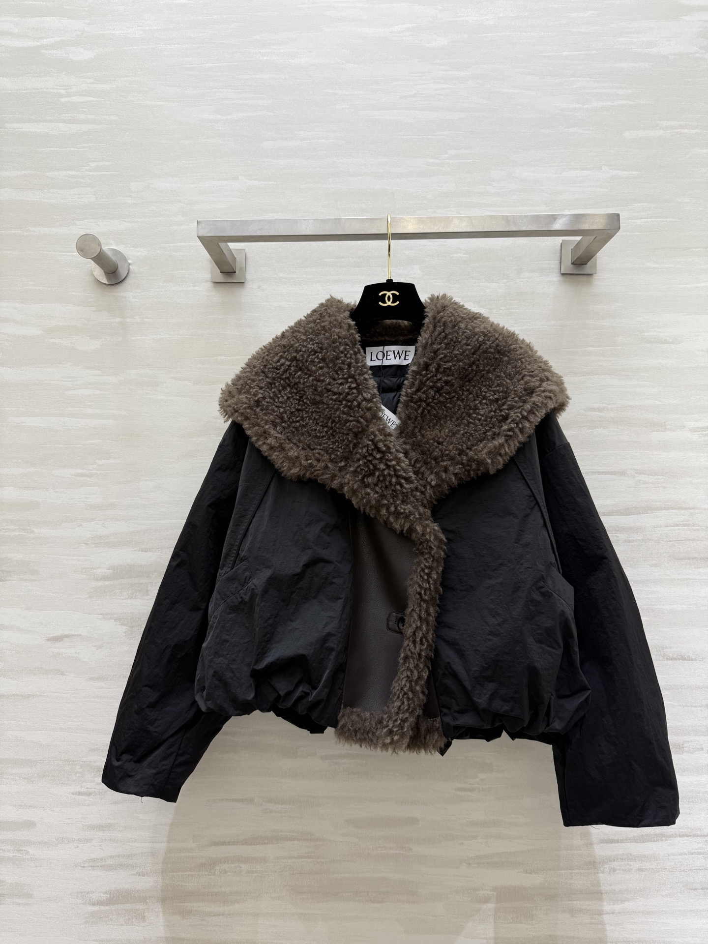 NO:700952,#Loew's new lamb fur collar parka goose down jacket. The interior is filled with white goose down, fluffy and warm. High quality customization. Available now. SizeS/M/L (S size shoulder width 62, bust 146, length 59), Loewe-clothing, loewe, loewe, jackets & coats,19860909#Loew新款 羊羔毛领派克鹅绒外套 内里填充白鹅绒蓬松保暖 高品质定制 现货首发sizeS/M/L（s码肩宽62,胸围146,衣长59）,罗意威-服装,loewe,loewe,jackets & coats,,Women's clothing