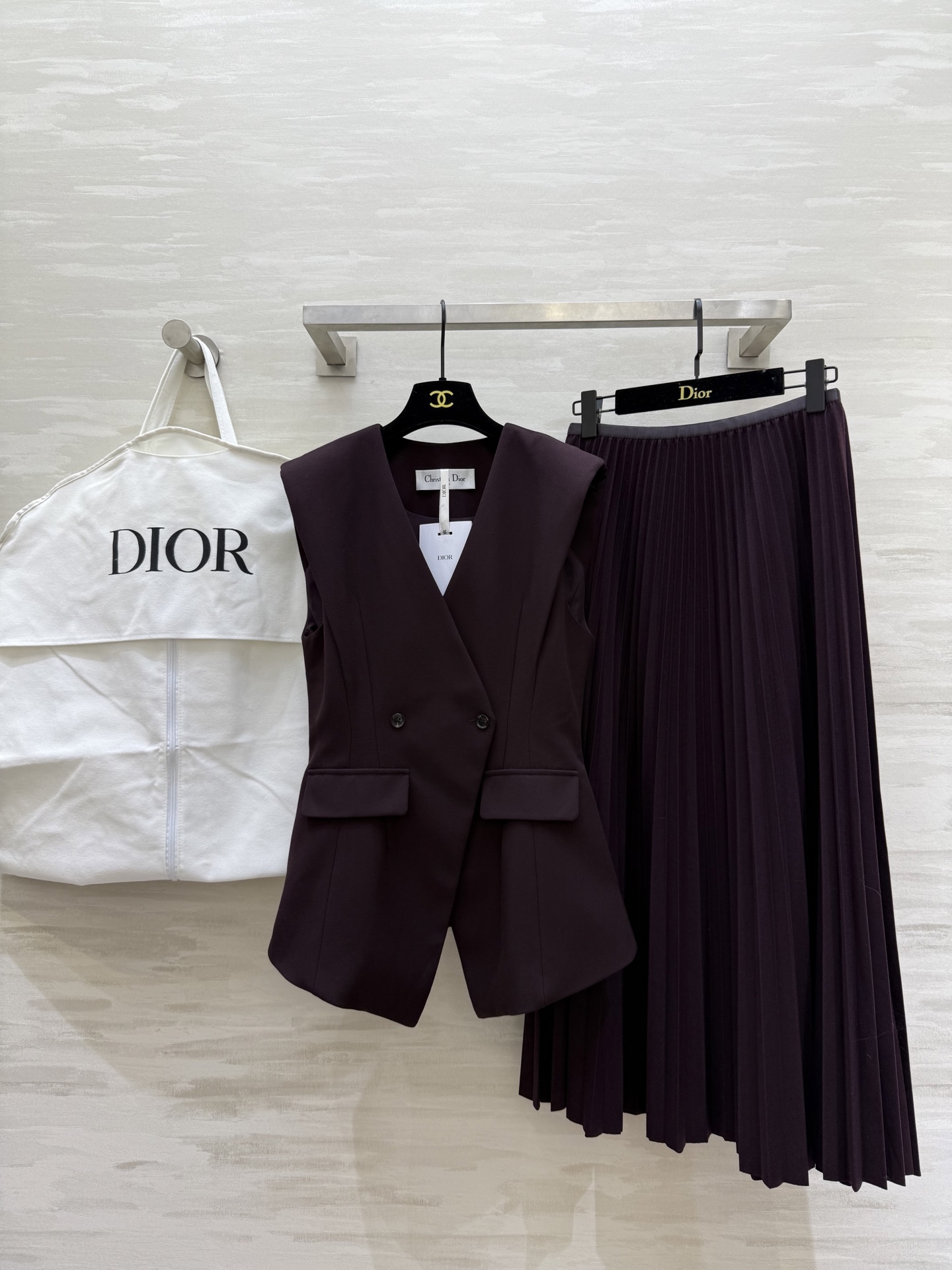 NO:700977,#DIO New Vest Suit Skirt Elegant and high-end High-quality customization Available in stock first size S/M/L/XL (S size bust 86, length 70, skirt waist 66, skirt length 87), Dior-clothing, dior, dior, skirts,19860909#DIO新款 马甲套装裙 优雅高级 高品质定制 现货首发sizeS/M/L/XL（s码胸围86,衣长70,半裙腰围66,裙长87）,迪奥-服装,dior,dior,skirts,,Women's clothing