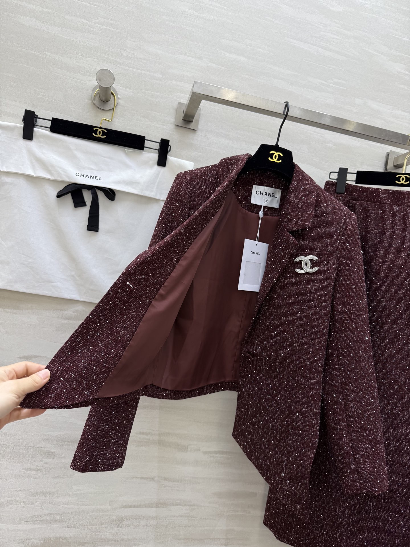 #Chane♡²⁶早春新款 羊毛编织花呢套装 满满细闪低调又奢华 不规则西装外套＋高腰直筒裙 剪裁利落 