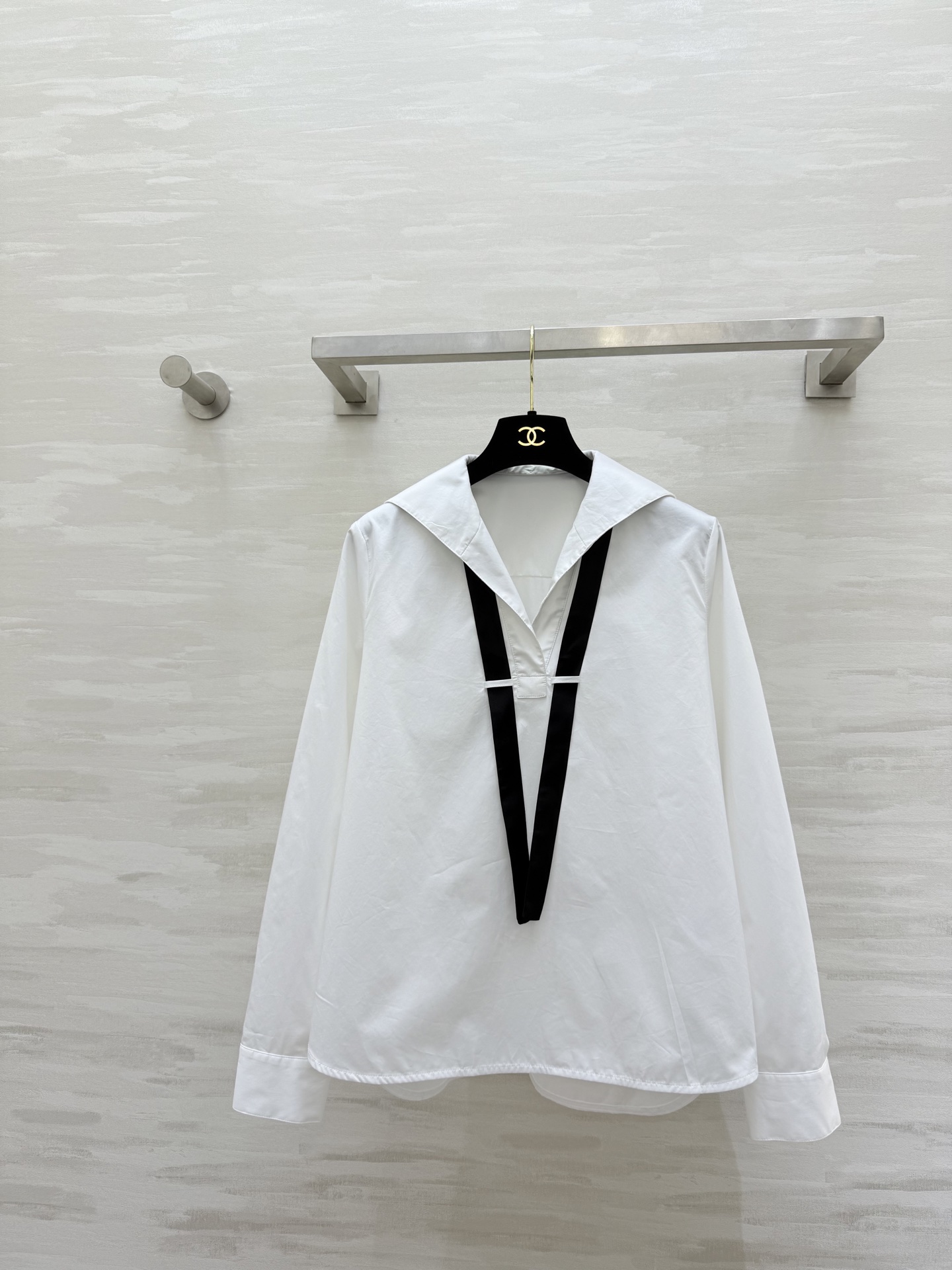 NO:700939,#PORTS's new 1961 white shirt is made of poplin cotton. It has a crisp texture and is not easy to wrinkle. It is perfect for workplace commuting! The black ribbon design on the neckline is inspired by nautical elements. The details are perfect without being ostentatious. The slim fit is matched with high-waisted trousers or skirts. It is easy to achieve a smart and elegant temperament. Victoria Victoria and Shen Mengchen have the same style! A must-have for smart and beautiful outfits. Highly recommended for working girls! High-quality customization, available in stock first size S/M/L (shoulder width M size 38, bust 100, length 62-67), women's clothing, skirts,19860909#PORTS新款 1961白衬衣 采用府绸棉 质感挺括不易皱 职场通勤超适合！领口黑色飘带设计灵感来自航海元素 细节满分又不张扬 修身剪裁搭配高腰西裤或半裙 干练优雅气质轻松拿捏 宋茜、沈梦辰同款！智性美穿搭必备 职场女生强烈推荐！高品质定制 现货首发sizeS/M/L（M码肩宽38,胸围100,衣长62-67）,女装,skirts,,Women's clothing