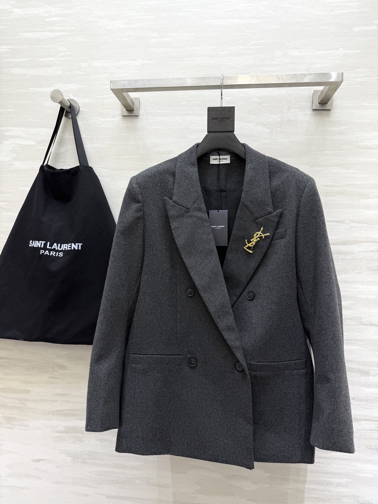 NO:700936,#ysl new style wool suit jacket, oversized shoulder pad design, giving the wearer an unparalleled sense of strength and confidence. Wool fabric, high quality customization. Available in stock first size S/M/L (S size shoulder width 45, bust 116, length 81), saint laurent-clothing, saint laurent, saint laurent, jackets & coats, business suit,19860909#ysl新款 羊毛西装外套 超大垫肩设计 赋予穿着者无与伦比的力量感和自信 羊毛面料 高品质定制 现货首发sizeS/M/L（s码肩宽45,胸围116,衣长81）,圣罗兰-服装,saint laurent,saint laurent,jackets & coats,business suit,,Women's clothing