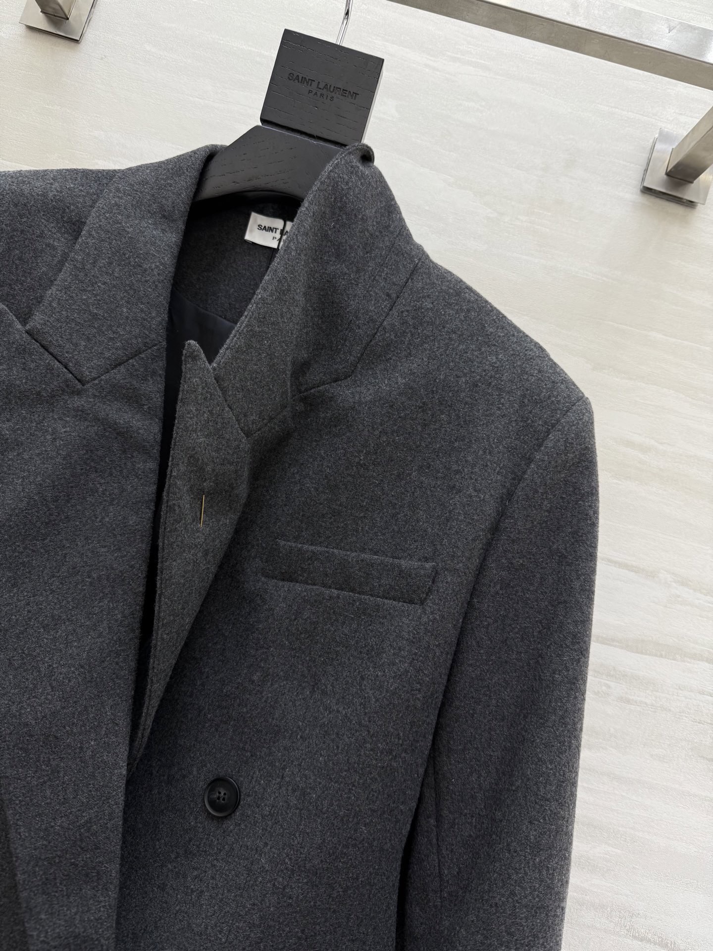 #ysl新款 羊毛西装外套 超大垫肩设计 赋予穿着者无与伦比的力量感和自信 羊毛面料 高品质定制 现货首