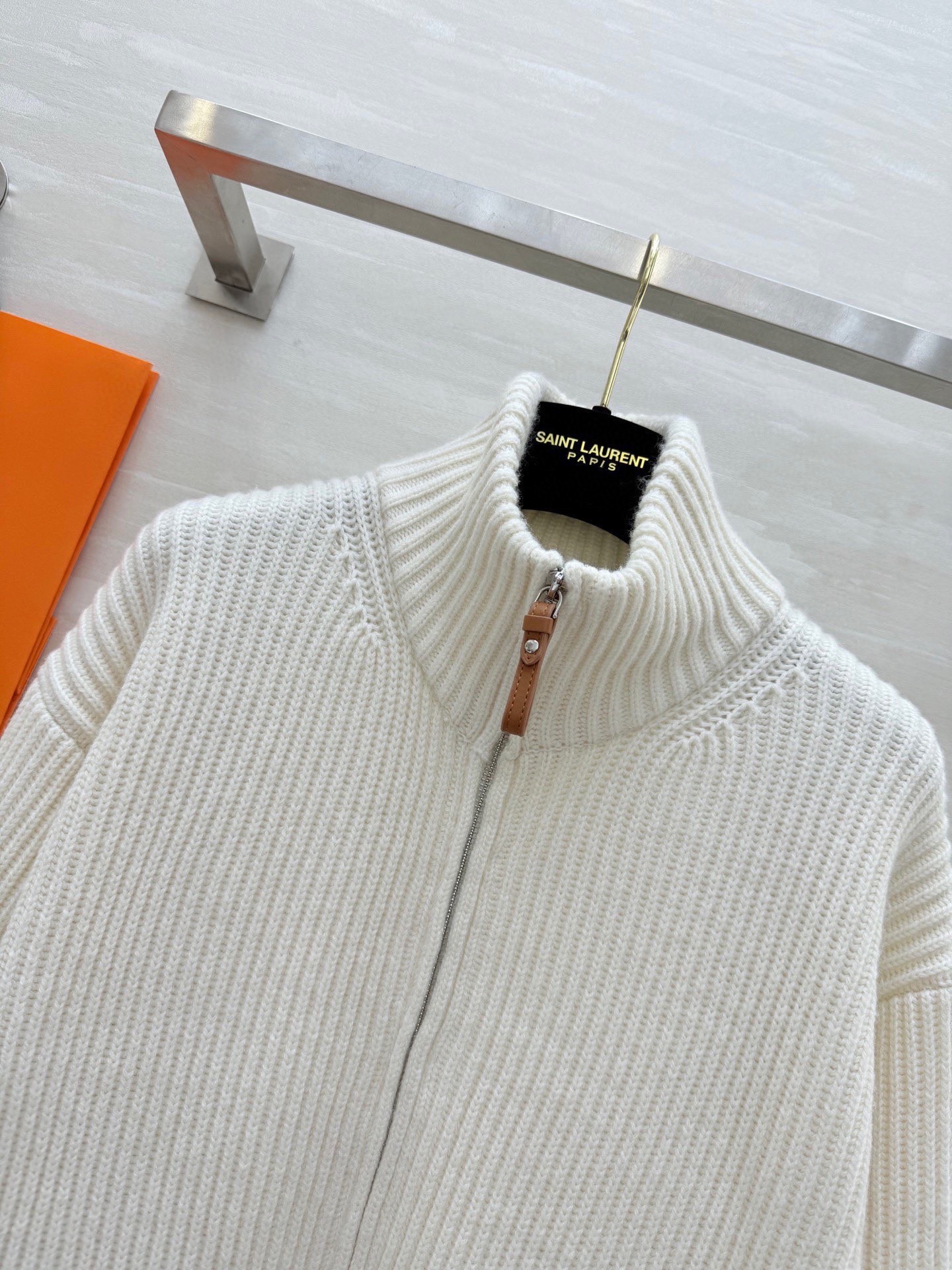 #Herme♡新款 H口袋拼皮毛衣 乳白罗纹针织＋棕色皮革口袋 简约又有辨识度 100%美丽诺绵羊毛 柔