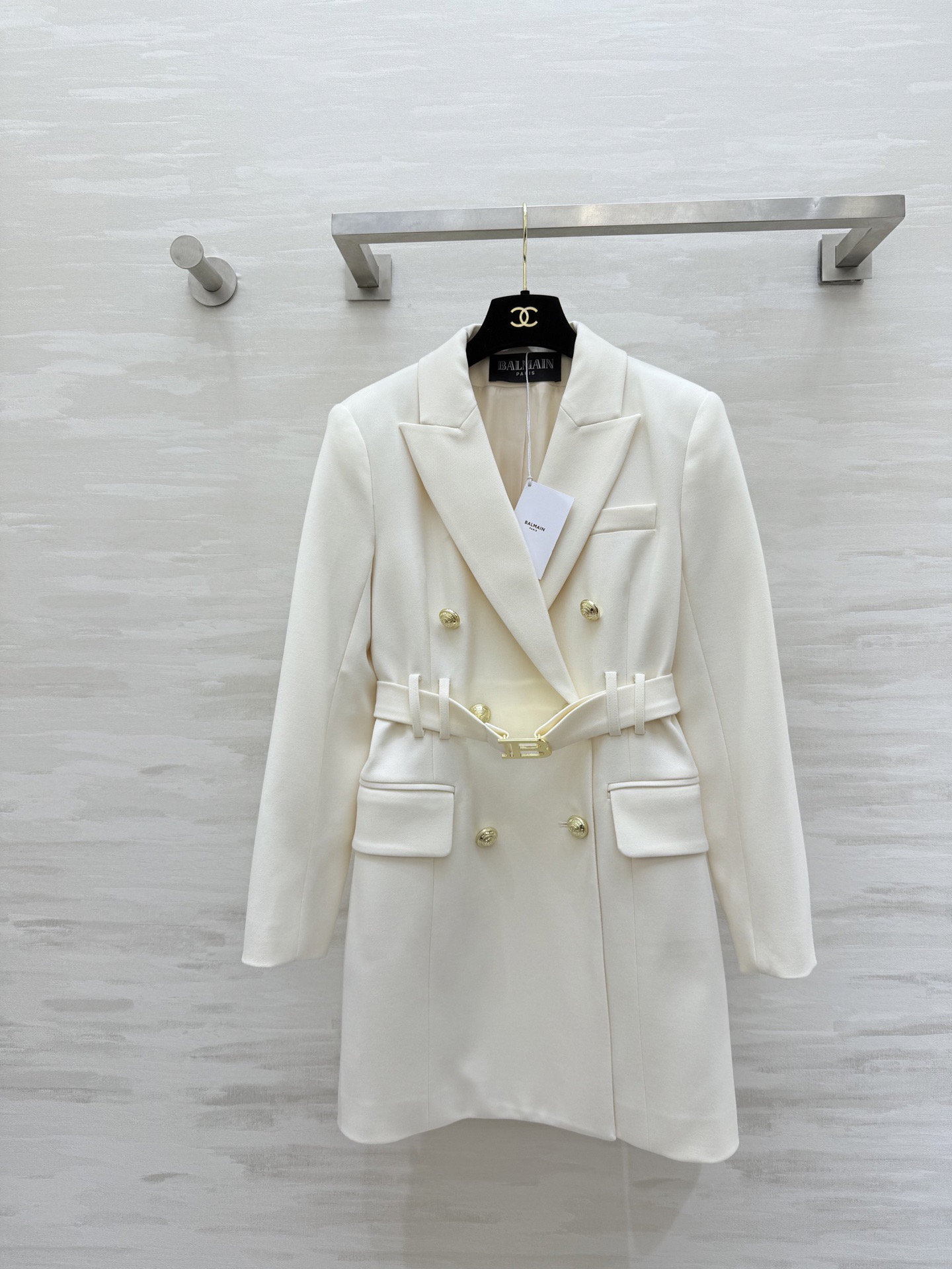 NO:709398,#Balmai New Style for Early Spring Double-breasted suit dress, classic suit cut, metal 'B' letter buckle, high brand recognition, high-quality fabric, very wide and stylish, waist design outlines the body curve, can be easily worn at work or dinner, moderate length, elegant and capable, paired with high heels or handbags, full of aura!  Balmain is known for its bold designs and luxurious style. This suit dress perfectly displays the unique charm of the brand!  High-quality customization, available in stock first size S/M/L/XL (M size shoulder width 39, bust 98, length 80), balmain, high heels, skirts, business suit,19860909#Balmai早春新款 双排扣西装式连衣裙 经典西装剪裁 金属“B〞字母扣 品牌辨识度超高 高品质面料 挺阔有型 收腰设计勾勒身材曲线 职场or晚宴都能轻松驾驭 裙长适中 优雅又不失干练 搭配高跟鞋或手袋 气场全开！Balmain以大胆设计和奢华风格著称 这款西装裙完美展现品牌独特魅力！高品质定制 现货首发sizeS/M/L/XL（M码肩宽39,胸围98,衣长80）,,balmain,high heels,skirts,business suit,,Women's clothing