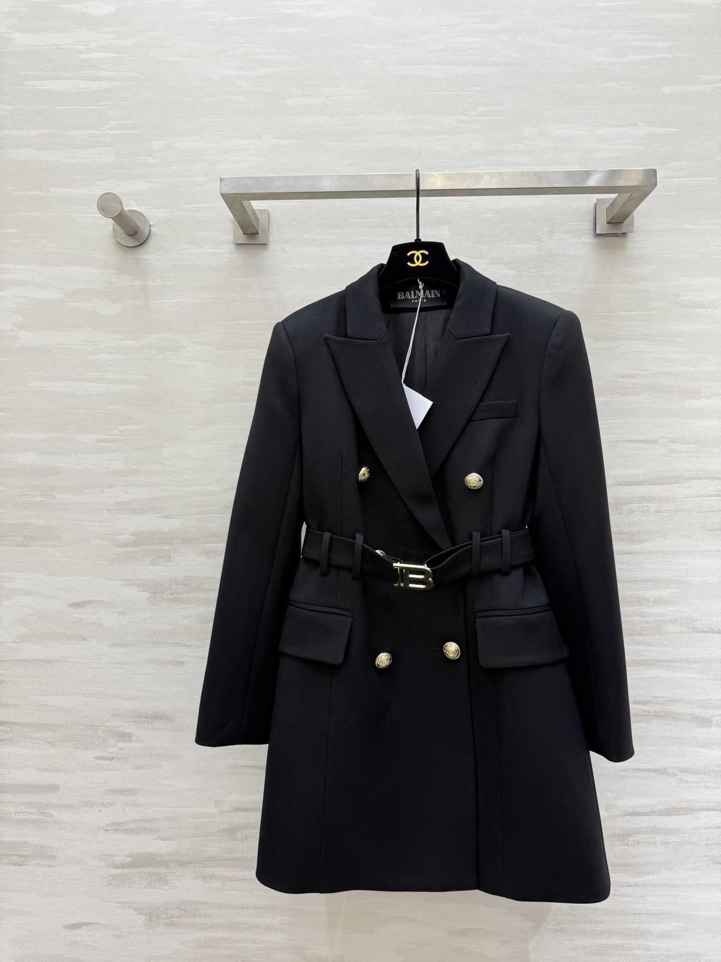 NO:709392,#Balmai New Style for Early Spring Double-breasted suit dress, classic suit cut, metal 'B' letter buckle, high brand recognition, high-quality fabric, very wide and stylish, waist design outlines the body curve, can be easily worn at work or dinner, moderate length, elegant and capable, paired with high heels or handbags, full of aura!  Balmain is known for its bold designs and luxurious style. This suit dress perfectly displays the unique charm of the brand!  High-quality customization, available in stock first size S/M/L/XL (M size shoulder width 39, bust 98, length 80), balmain, high heels, skirts, business suit,19860909#Balmai早春新款 双排扣西装式连衣裙 经典西装剪裁 金属“B〞字母扣 品牌辨识度超高 高品质面料 挺阔有型 收腰设计勾勒身材曲线 职场or晚宴都能轻松驾驭 裙长适中 优雅又不失干练 搭配高跟鞋或手袋 气场全开！Balmain以大胆设计和奢华风格著称 这款西装裙完美展现品牌独特魅力！高品质定制 现货首发sizeS/M/L/XL（M码肩宽39,胸围98,衣长80）,,balmain,high heels,skirts,business suit,,Women's clothing