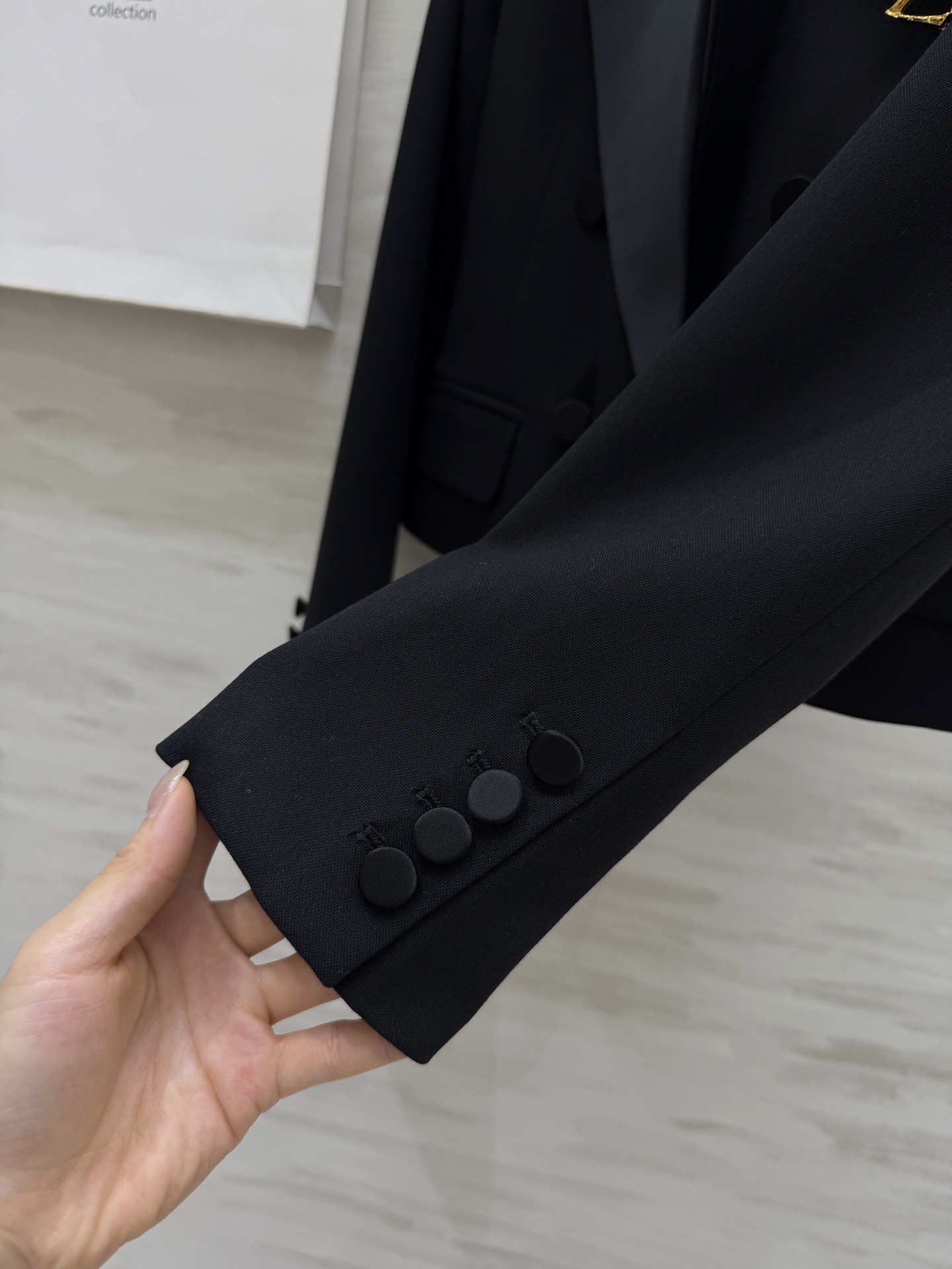 #ysl爆款 戗驳领短款西装外套 定制羊毛面料亲肤舒适 立体剪裁版型上身超级显瘦 配送胸针精致高级 高品