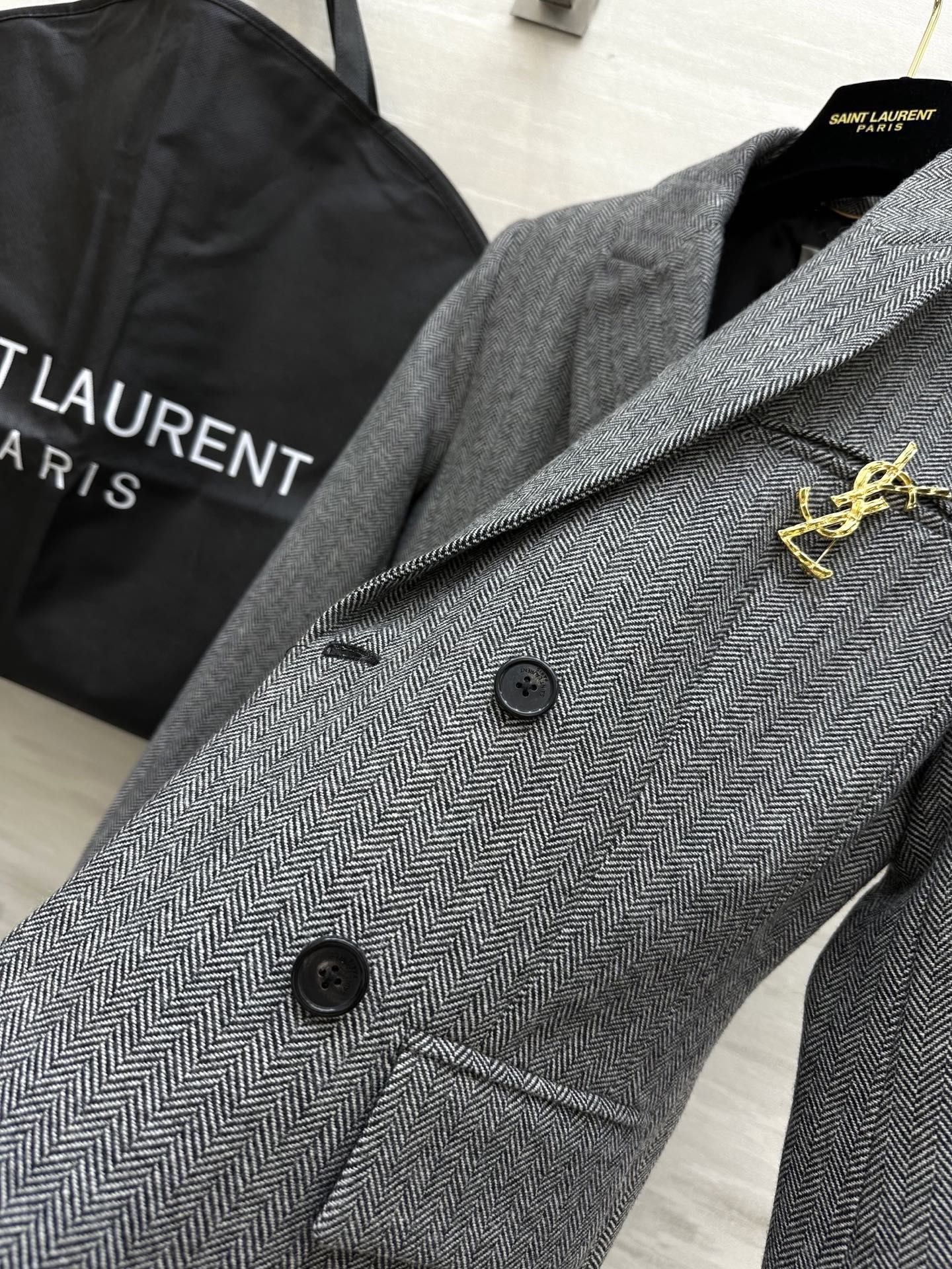 #ysl爆款 高级感人字纹进口羊毛西服外套 蚂蚁腰剪裁自带细腰特效 任何身材都能hold住 大气人字纹高