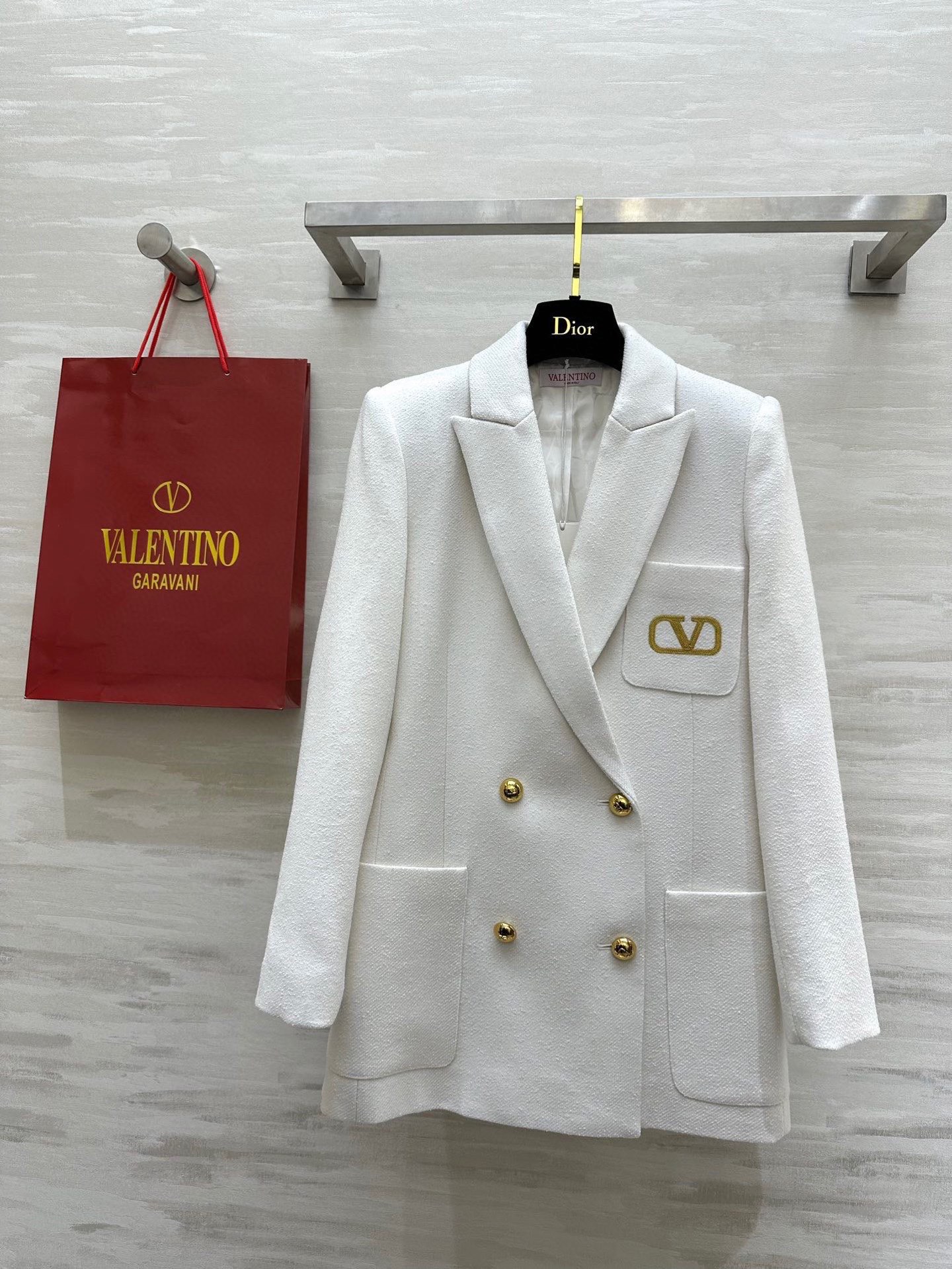 NO:709744,#Valentin New style suit jacket with gold thread logo embroidery Customized grainy wool fabric Internal letter jacquard Casual, fashionable and high-end sense The three-dimensional tailoring is just right and can be easily controlled by any figure High-quality customization Available in stock first size S/M/L/XL (S size shoulder width 40, bust 96, length 71),, valentino, jackets & coats, business suit,19860909#Valentin新款 金线字母logo刺绣西装外套 定制颗粒感羊毛面料 内里字母提花 休闲时髦又有高级感 立体版型剪裁恰到好处加任何身材都可以轻松驾驭 高品质定制 现货首发sizeS/M/L/XL（S码肩宽40,胸围96,衣长71）,,valentino,jackets & coats,business suit,,Women's clothing