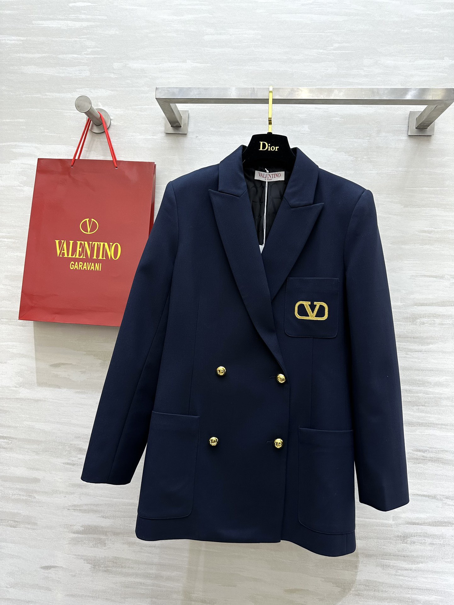 NO:709757,#Valentin's new gold letter logo embroidered suit jacket. Exclusive navy blue is very good-looking. Casual, fashionable and high-end. The three-dimensional tailoring is just right and can be easily controlled by any figure. High-quality customization. Available in stock first size S/M/L/XL (S size shoulder width 40, bust 96, length 69), valentino, jackets & coats, business suit,19860909#Valentin新款 金线字母logo刺绣西装外套 独家藏蓝色非常好看 休闲时髦又有高级感 立体版型剪裁恰到好处加任何身材都可以轻松驾驭 高品质定制 现货首发sizeS/M/L/XL（S码肩宽40,胸围96,衣长69）,,valentino,jackets & coats,business suit,,Women's clothing