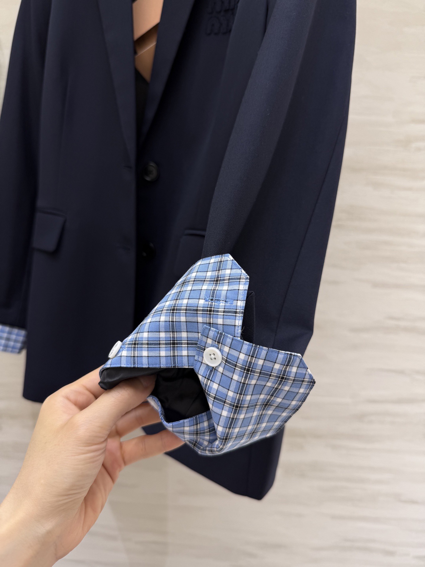 #Miumi♡格纹袖拼接丝毛西装外套 定制丝毛质地 高品质 现货首发size：S/M/L/XL（M码肩宽