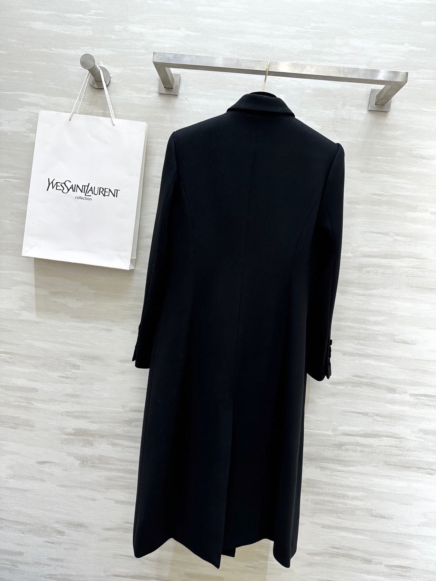 #ysl新款双排扣Tuxedo长款西装外套 完美演绎极致的黑 醋酸领拼接魅惑感十足 立体剪裁版型展现出凌