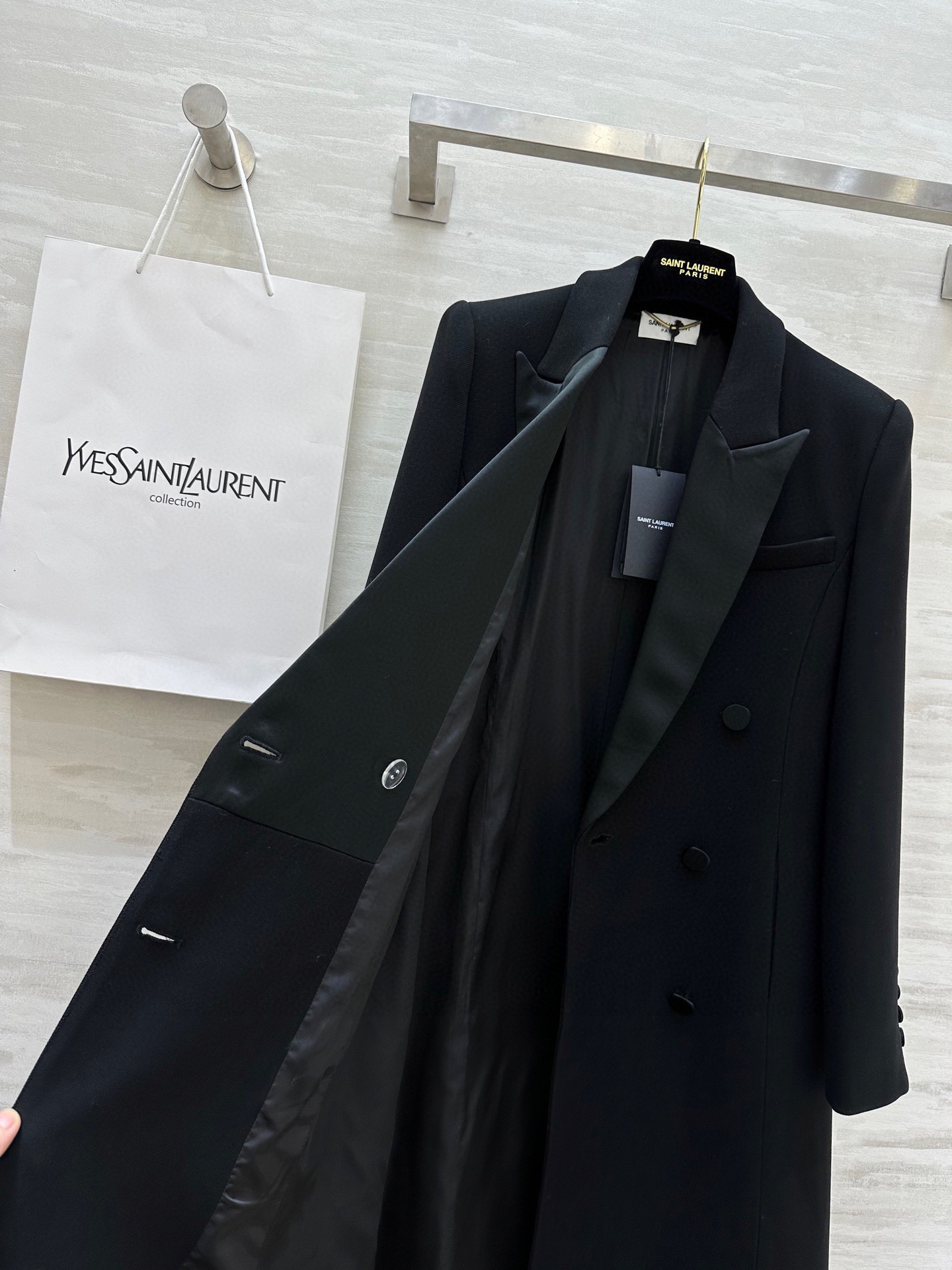 #ysl新款双排扣Tuxedo长款西装外套 完美演绎极致的黑 醋酸领拼接魅惑感十足 立体剪裁版型展现出凌