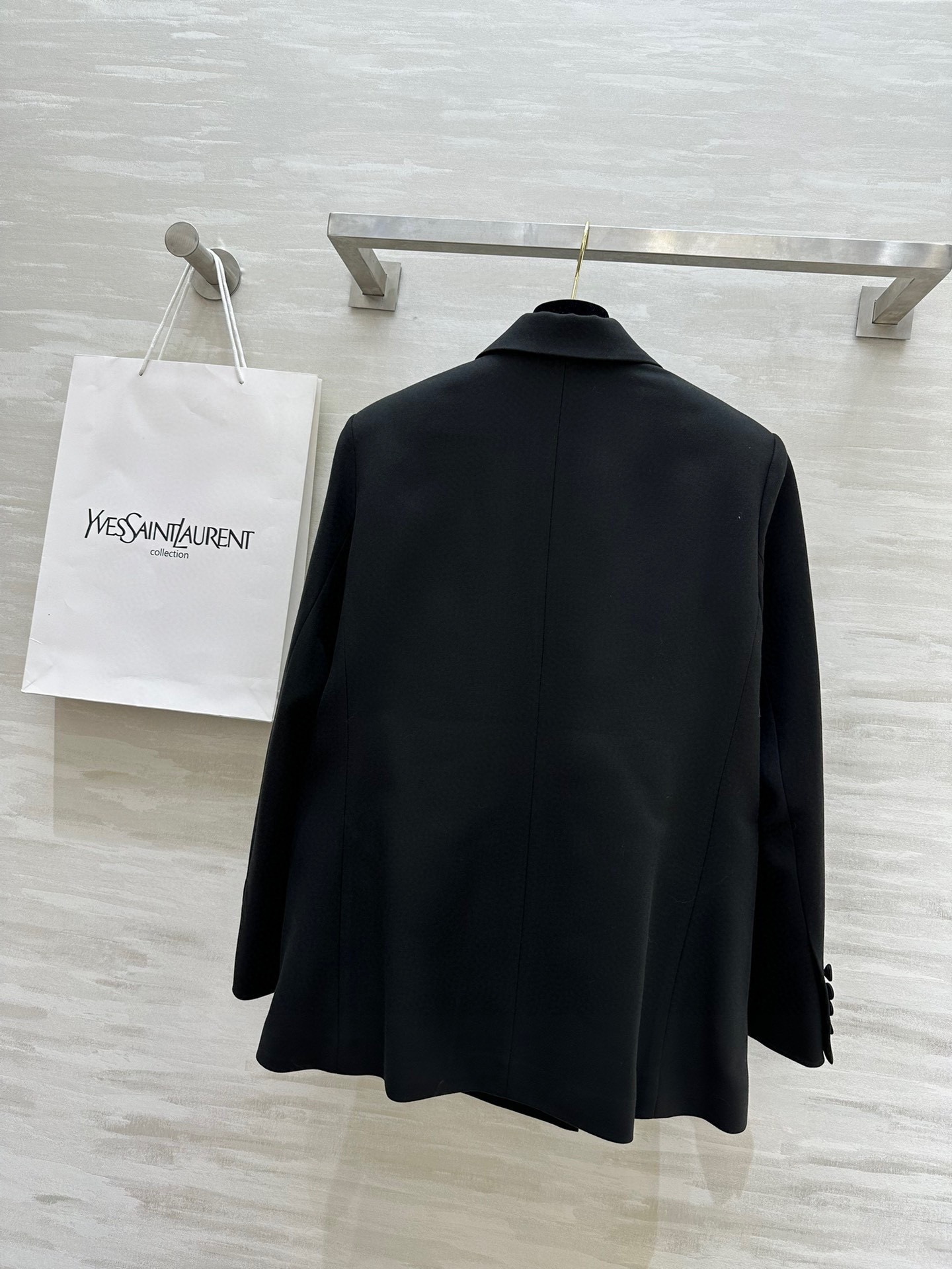 #ysl爆款 戗驳领西装外套 定制羊毛面料亲肤舒适 立体剪裁版型上身超级显瘦 配送胸针精致高级 高品质定