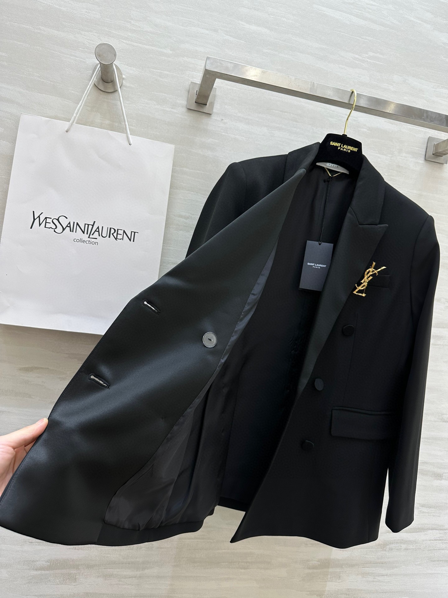 #ysl爆款 戗驳领西装外套 定制羊毛面料亲肤舒适 立体剪裁版型上身超级显瘦 配送胸针精致高级 高品质定