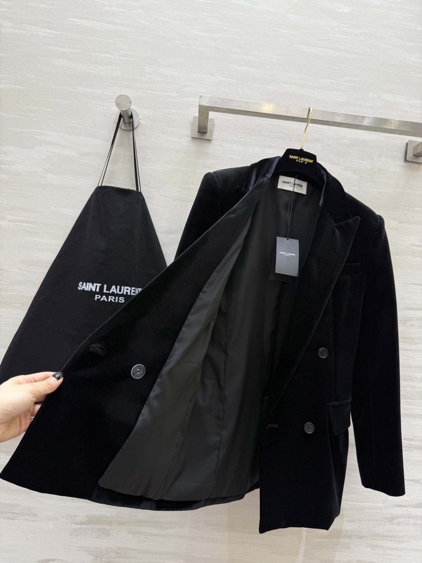 #Saint Lauren♡新款 丝绒西装外套 双排扣＋宽大翻领设计 复古摩登感满满！高品质丝绒面料 手
