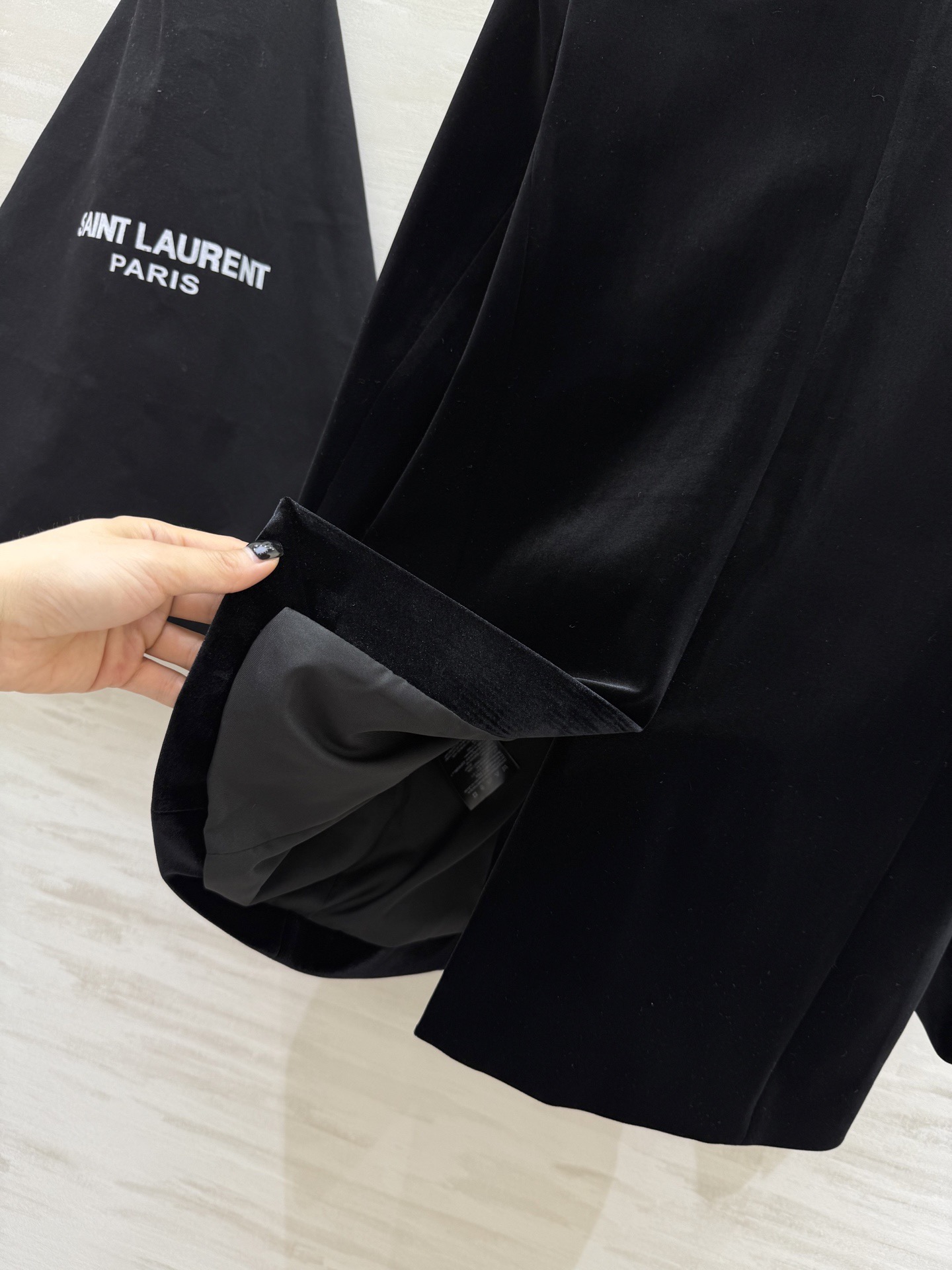 #Saint Lauren♡新款 丝绒西装外套 双排扣＋宽大翻领设计 复古摩登感满满！高品质丝绒面料 手
