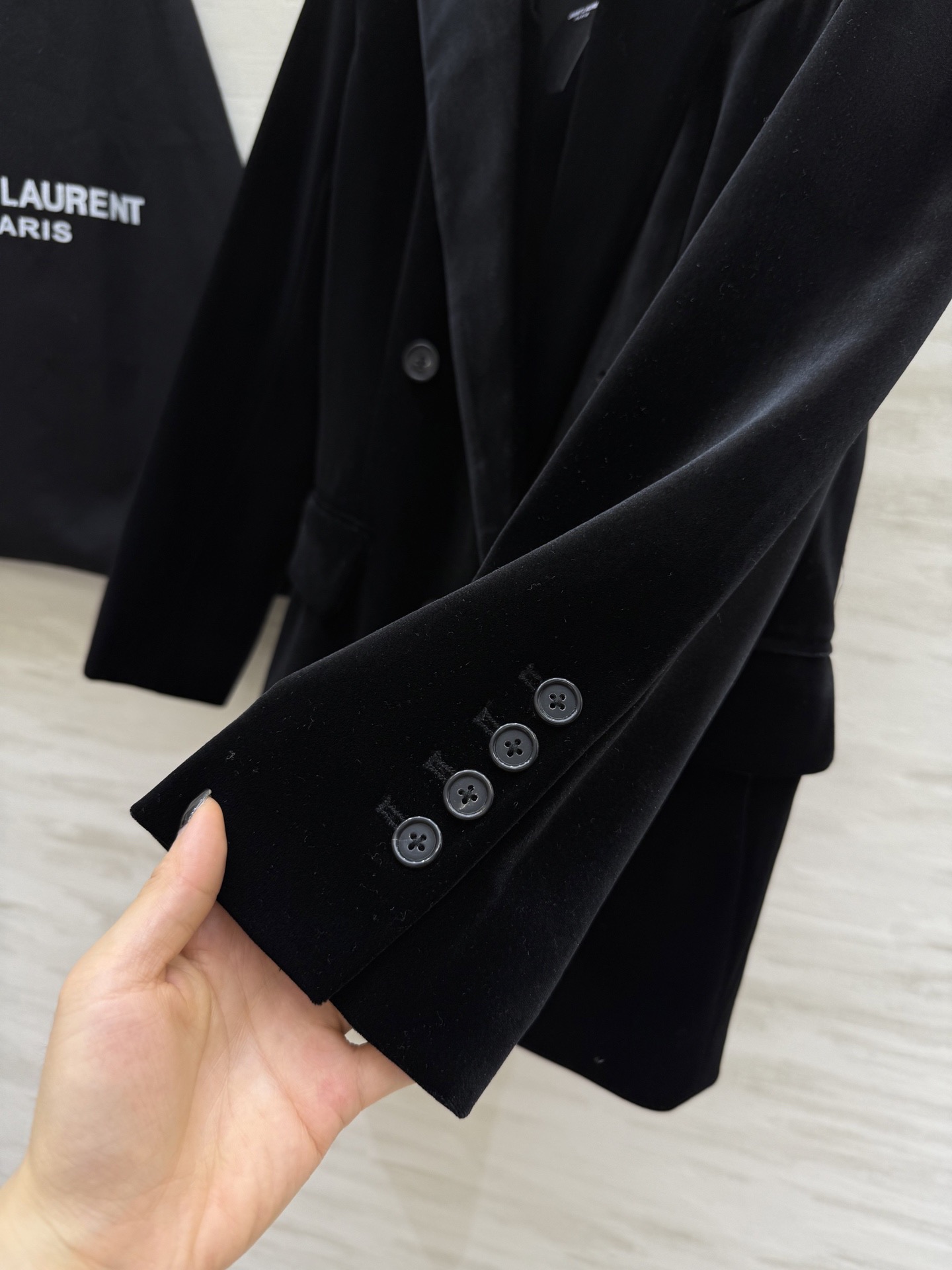 #Saint Lauren♡新款 丝绒西装外套 双排扣＋宽大翻领设计 复古摩登感满满！高品质丝绒面料 手