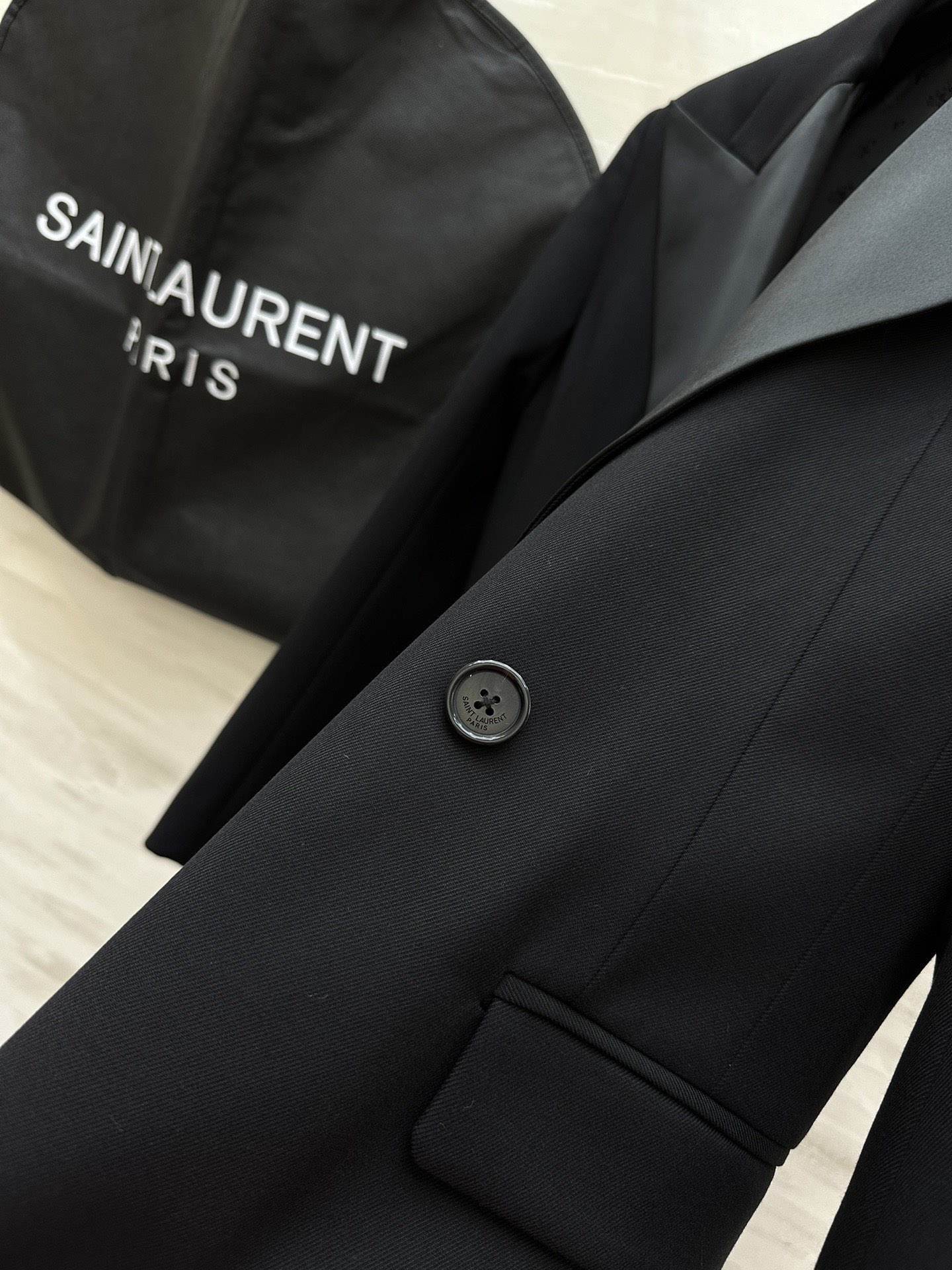 #ysl爆款 戗驳领一粒扣西装外套 定制羊毛面料亲肤舒适 醋酸领拼接奢华大气 立体剪裁版型上身超级显瘦 