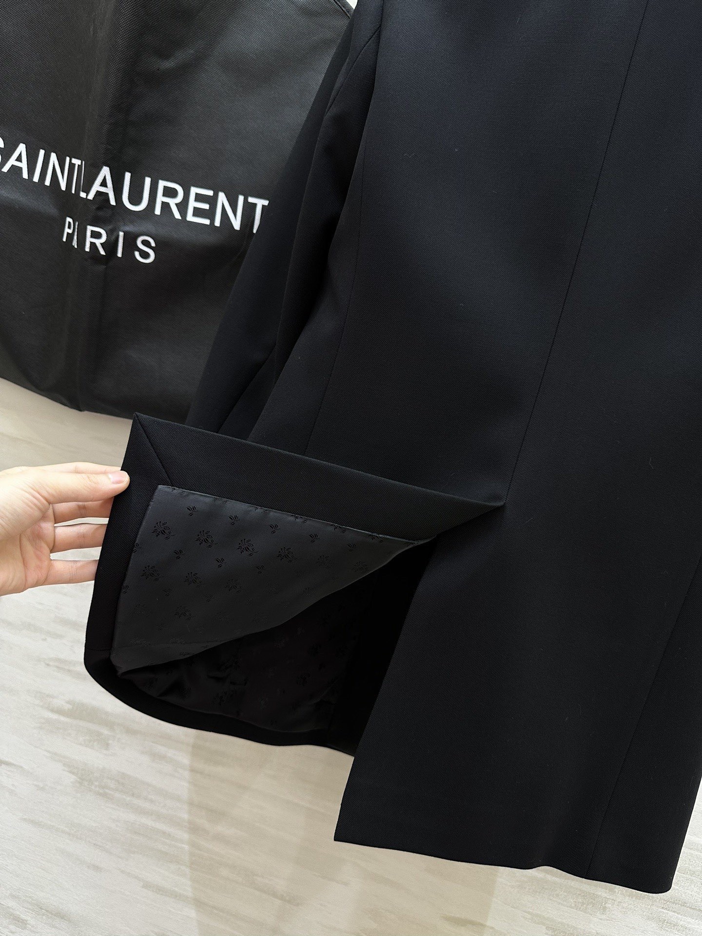 #ysl爆款 戗驳领一粒扣西装外套 定制羊毛面料亲肤舒适 醋酸领拼接奢华大气 立体剪裁版型上身超级显瘦 