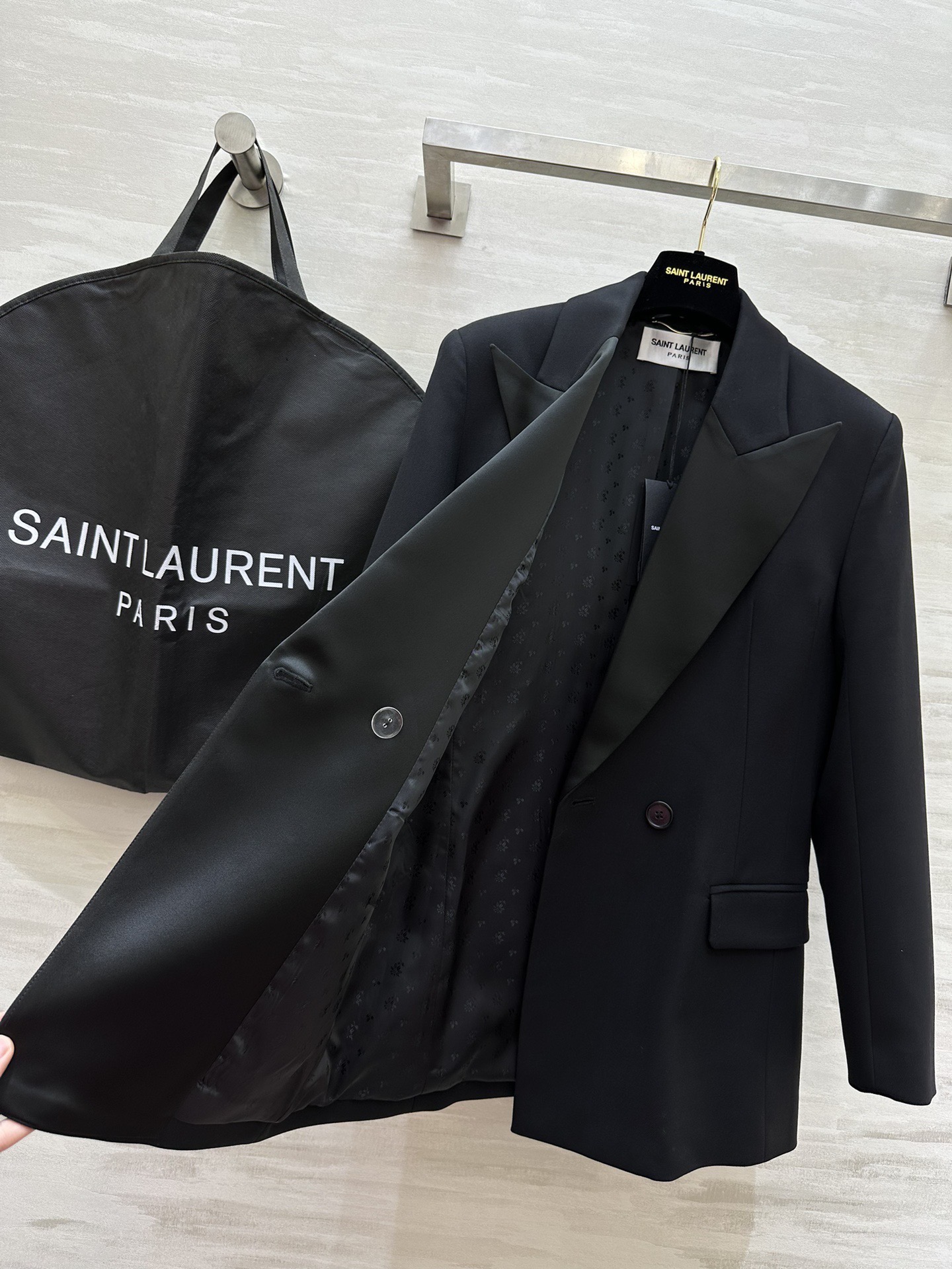 #ysl爆款 戗驳领一粒扣西装外套 定制羊毛面料亲肤舒适 醋酸领拼接奢华大气 立体剪裁版型上身超级显瘦 