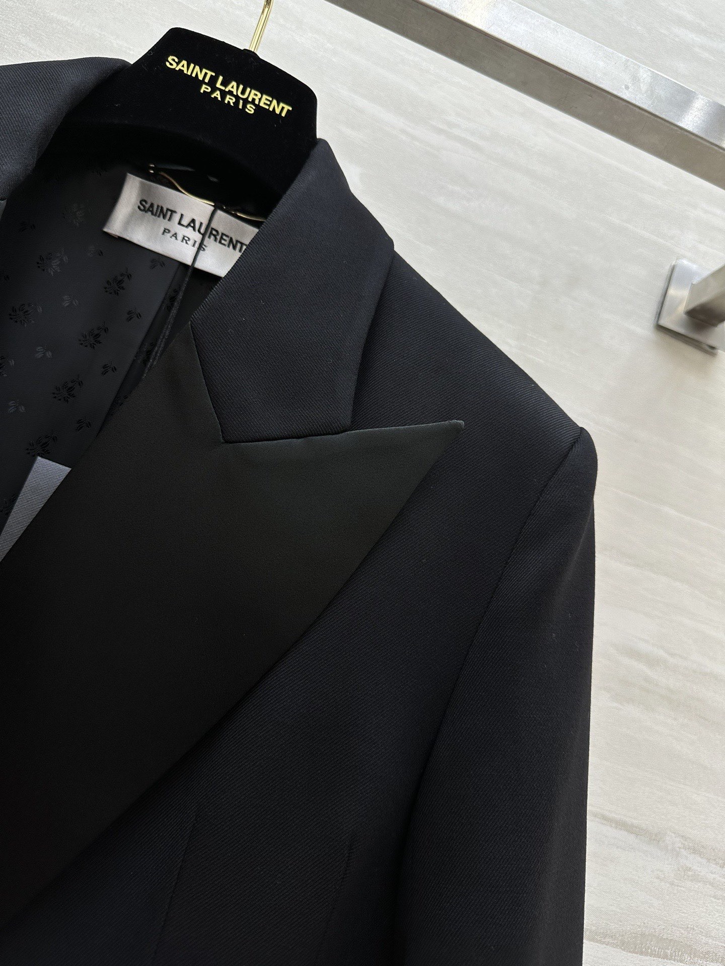 #ysl爆款 戗驳领一粒扣西装外套 定制羊毛面料亲肤舒适 醋酸领拼接奢华大气 立体剪裁版型上身超级显瘦 