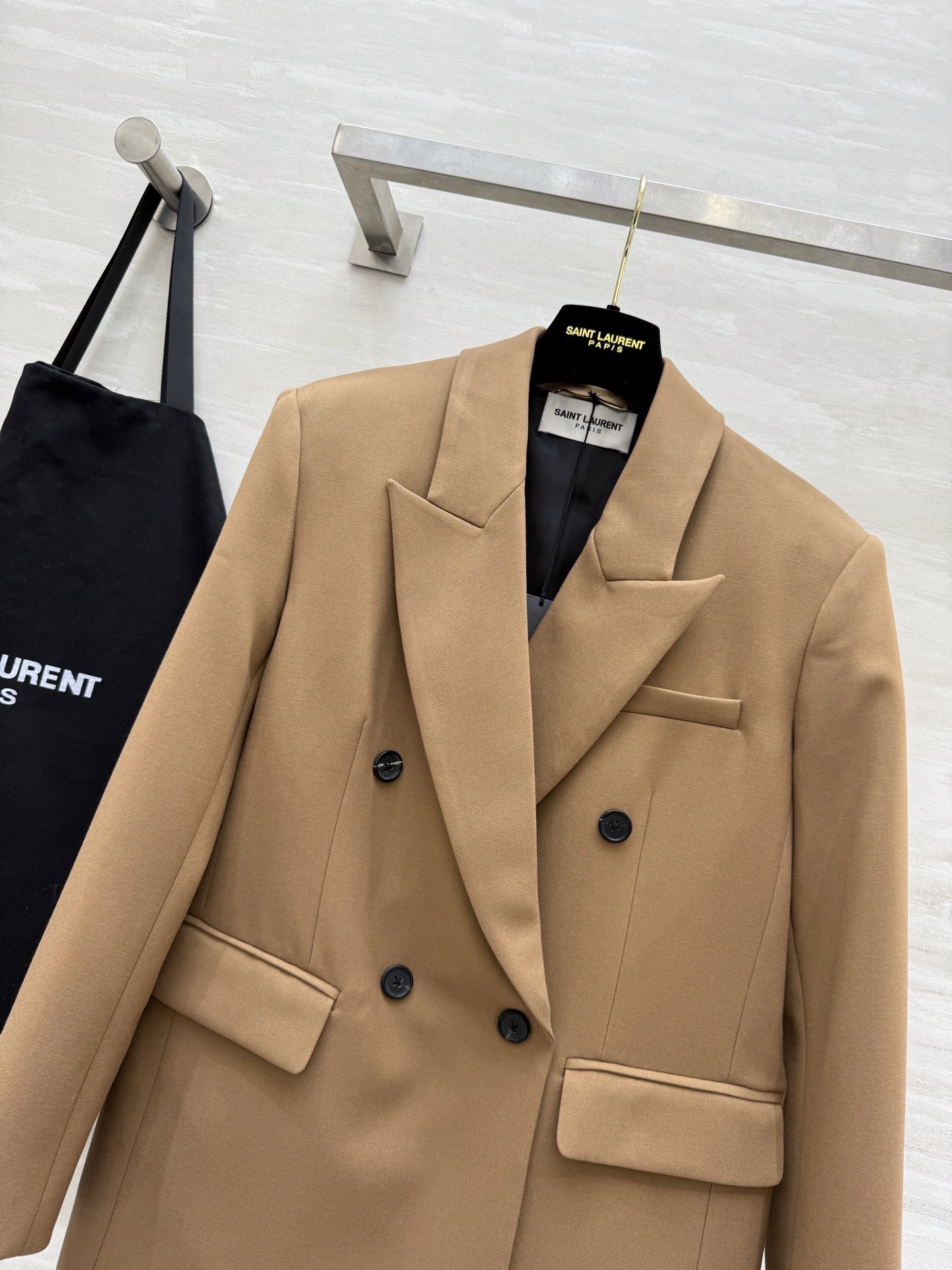 #ysl新款 宽肩廓形版西服外套 自信与性感的神秘融合 打造力量与温柔的女性气质 高品质定制 现货来si