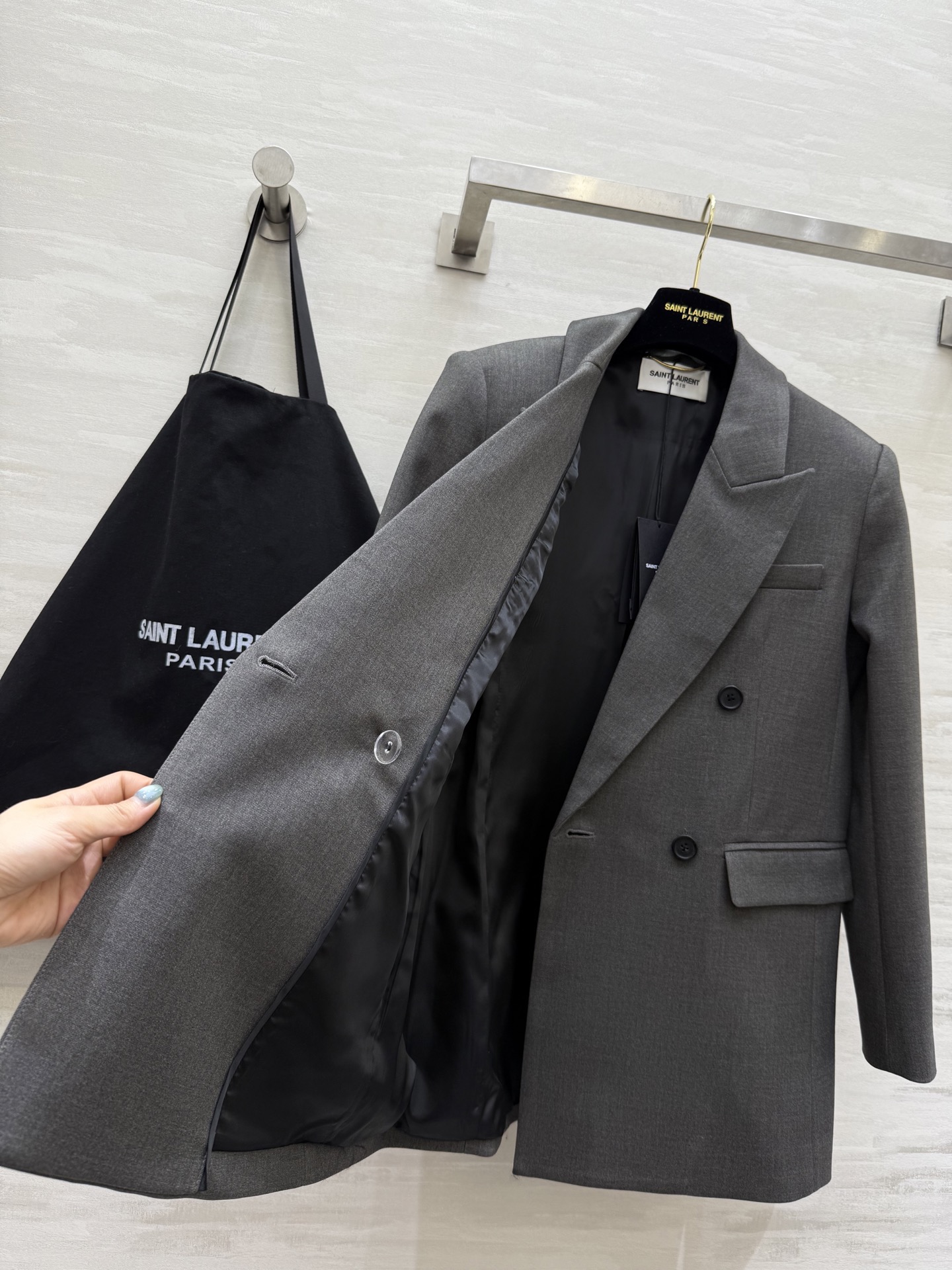 #ysl新款 宽肩廓形版西服外套 自信与性感的神秘融合 打造力量与温柔的女性气质 高品质定制 现货来si