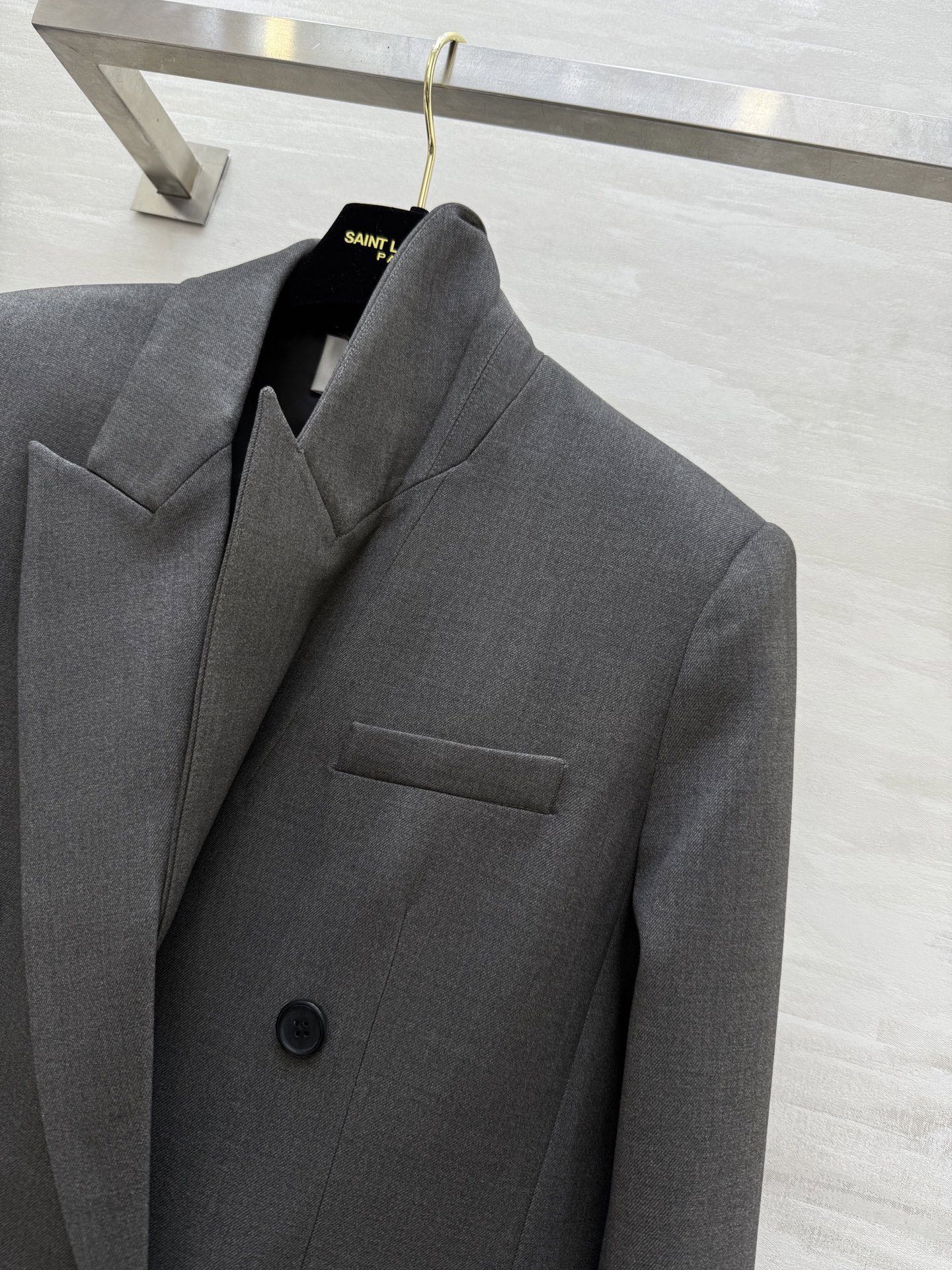 #ysl新款 宽肩廓形版西服外套 自信与性感的神秘融合 打造力量与温柔的女性气质 高品质定制 现货来si