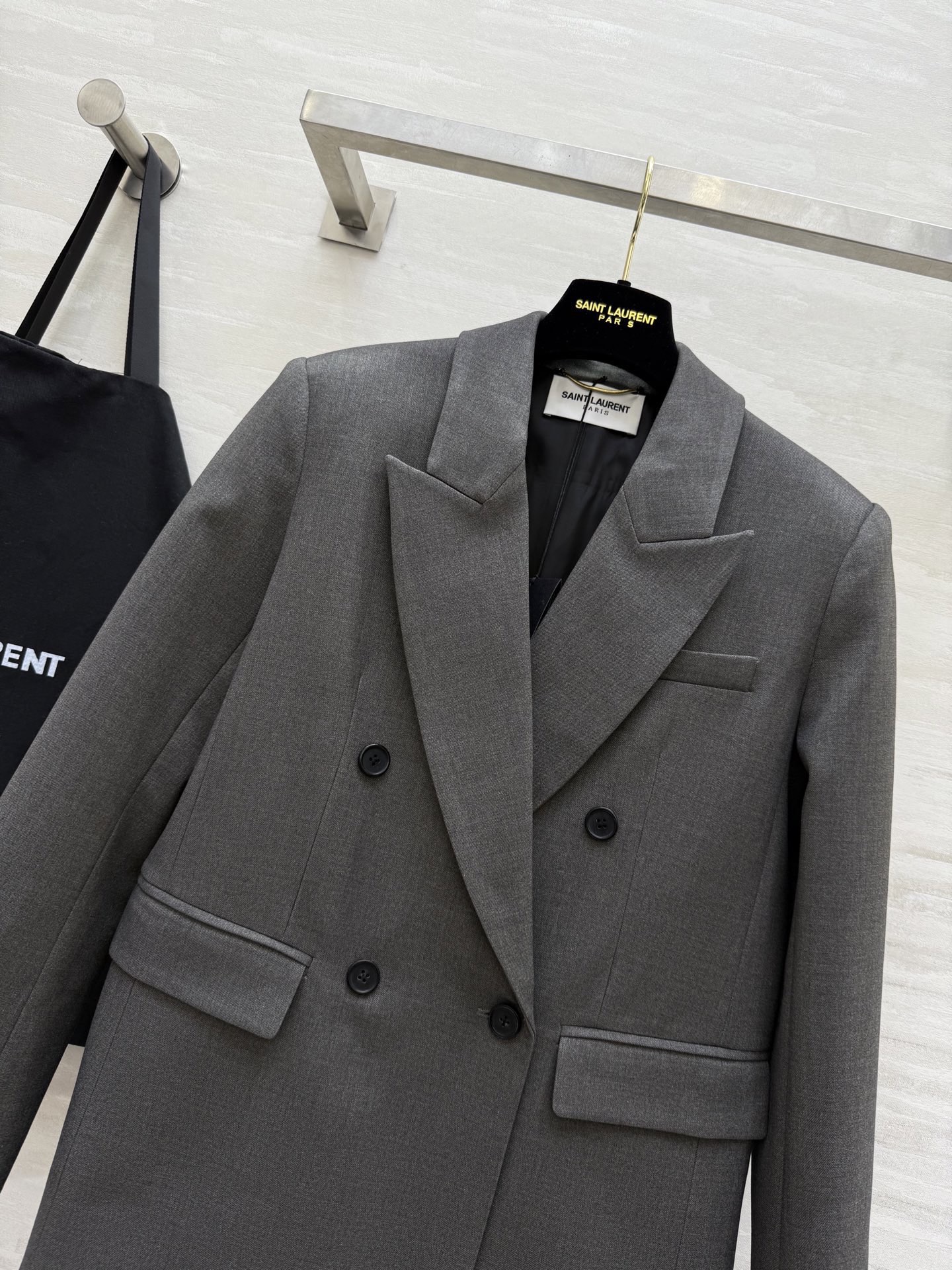 #ysl新款 宽肩廓形版西服外套 自信与性感的神秘融合 打造力量与温柔的女性气质 高品质定制 现货来si