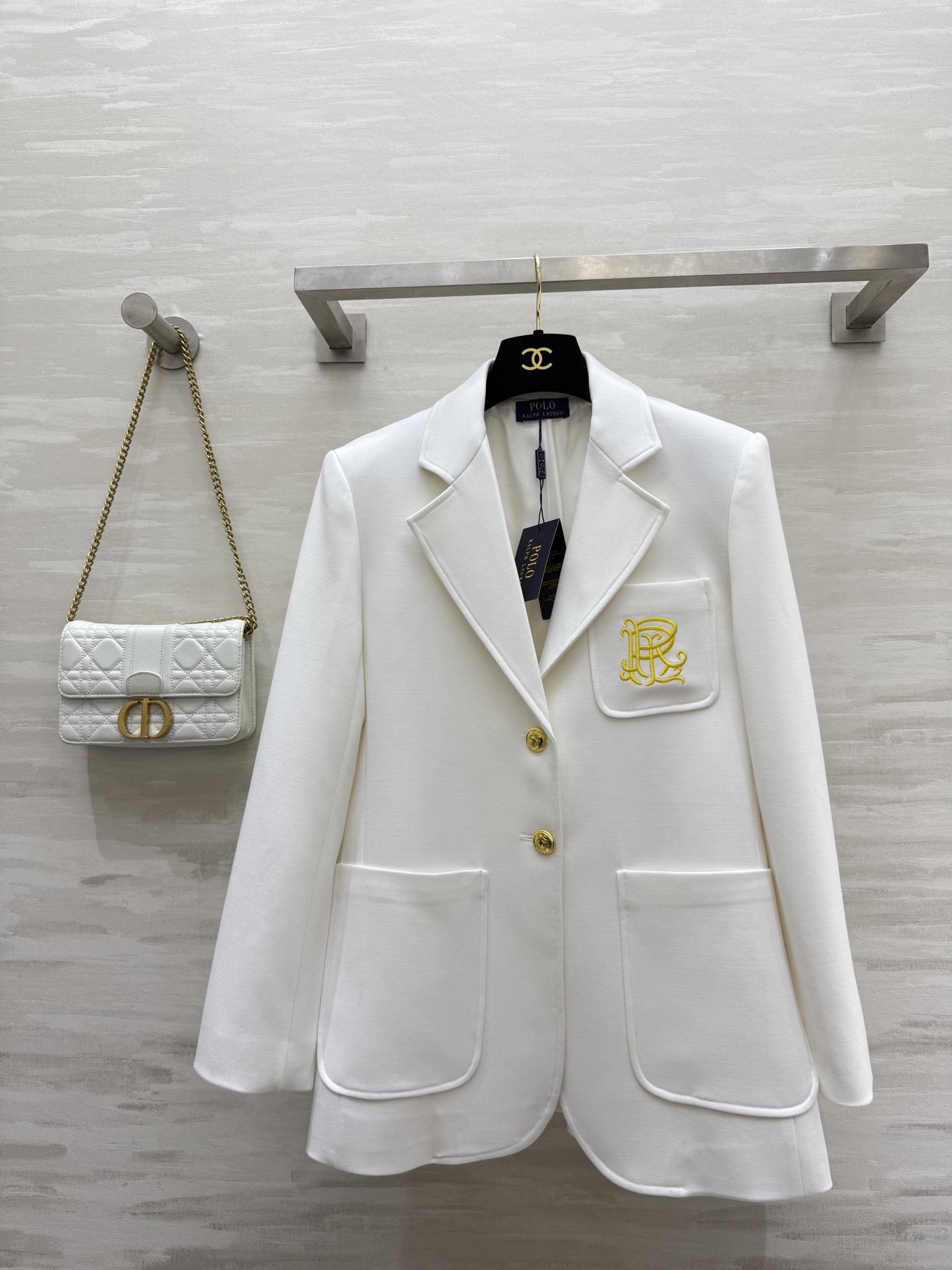 NO:710228,#POLORalph Lauren classic blazer I love it so much!  A suit that can make you a god!  So sassy and beautiful!  A must-have!  The pattern is amazing!  Slim-fitting cut that highlights your waist, slimming yyds!  !  This is a very classic model from the PL family. The upper body is very exquisite. It looks very good ~ not picky. The embroidered logo is retro and advanced. High-quality customization. Available in stock first size S/M/L/XL (M size shoulder width 40, bust 90, length 75, Louis Vuitton, jackets & coats, business suit,19860909#POLO拉夫劳伦经典款 西装外套 太爱了！可以封神的西装！又飒又美！人手必备！版型太绝了！修身显腰身的剪裁 显瘦yyds！！这是PL家非常经典的款 上身非常精致 绝绝子的好看~不挑人 刺绣logo复古又高级 高品质定制 现货首发sizeS/M/L/XL（M码肩宽40,胸围90,衣长75,,louis vuitton,jackets & coats,business suit,,Women's clothing