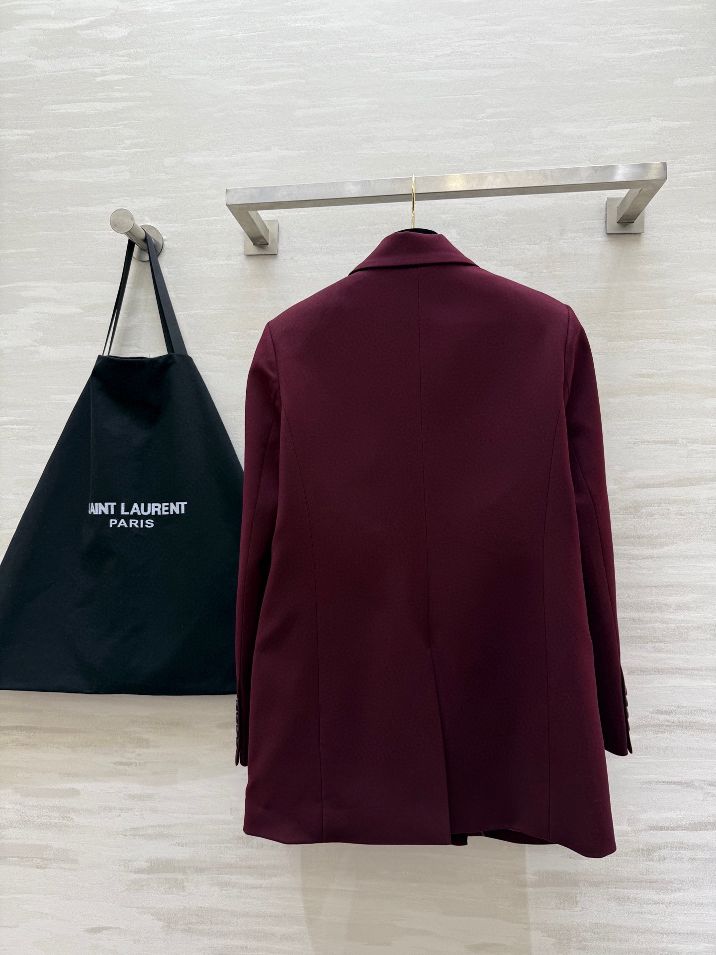 #ysl新款 高级感爆棚 勃艮第红厚羊毛西装外套 显肤白、抬气质、又很亮眼！正肩收腰的立体版型 沉稳大气