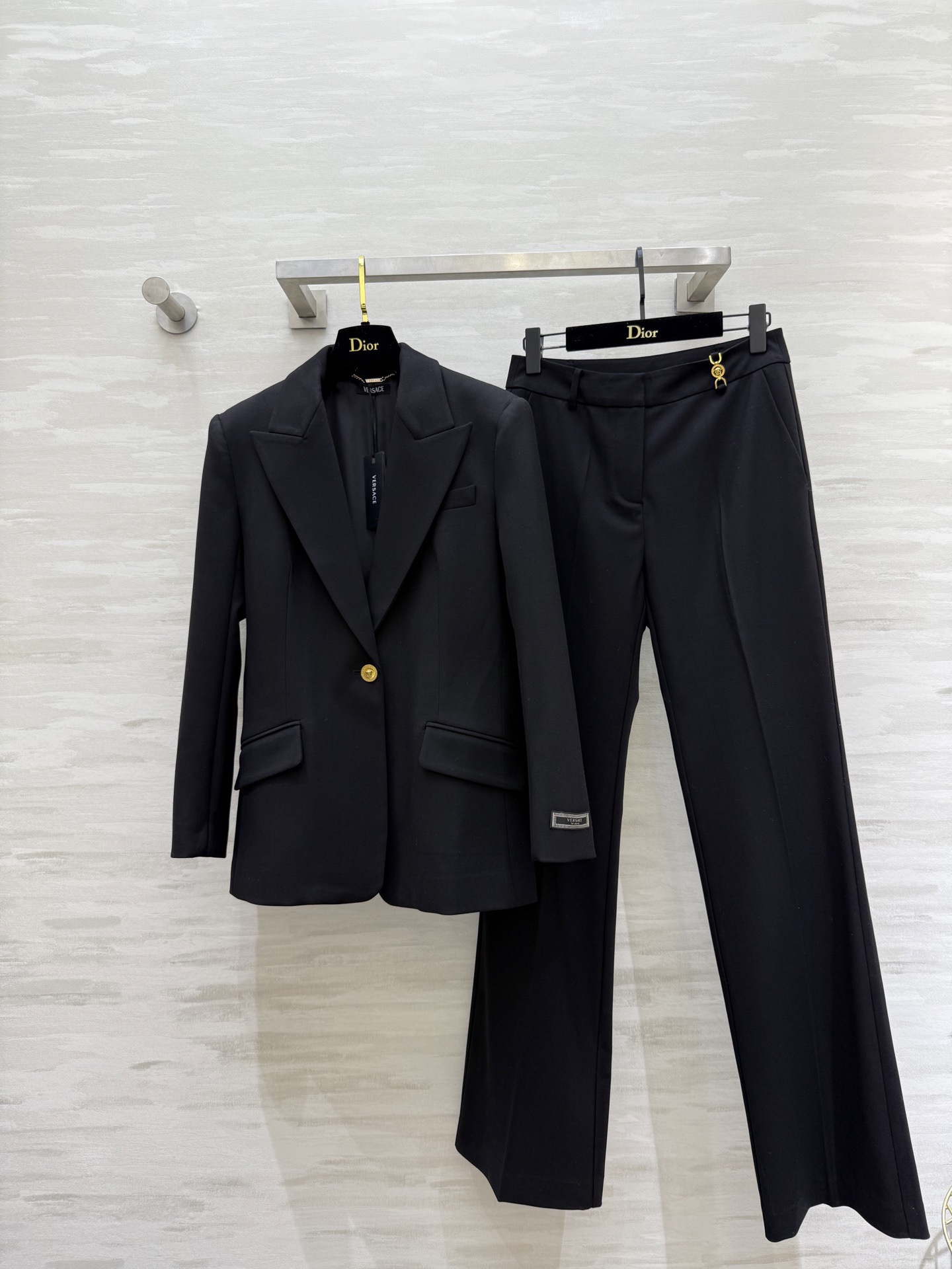 #Versac♡新款 西裤 微喇版型 修饰腿形和身形比例简直没话说！搭配西服也是绝绝子！黑色完全不用挑！